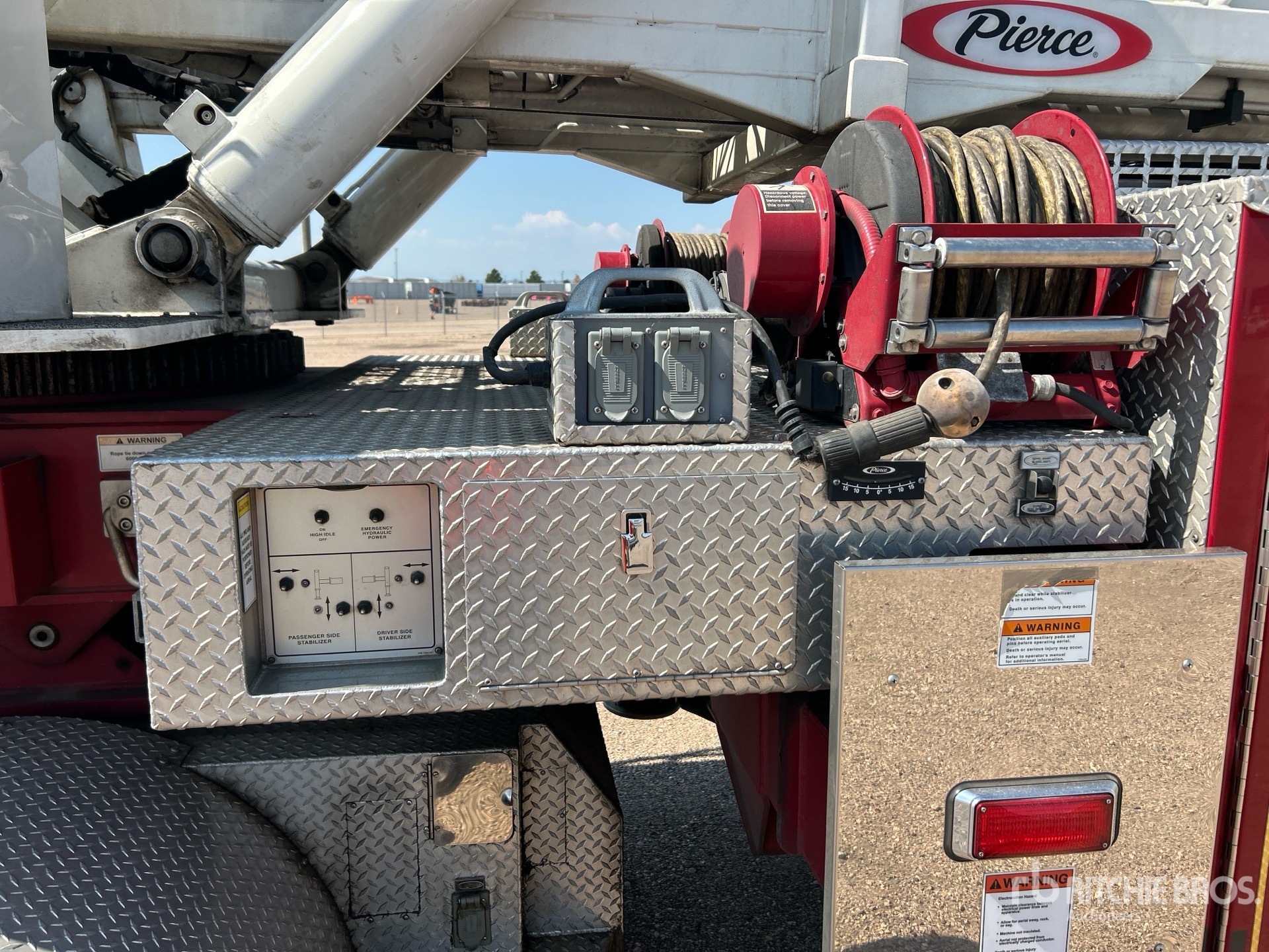 2009 Pierce S/A Ladder Trailer