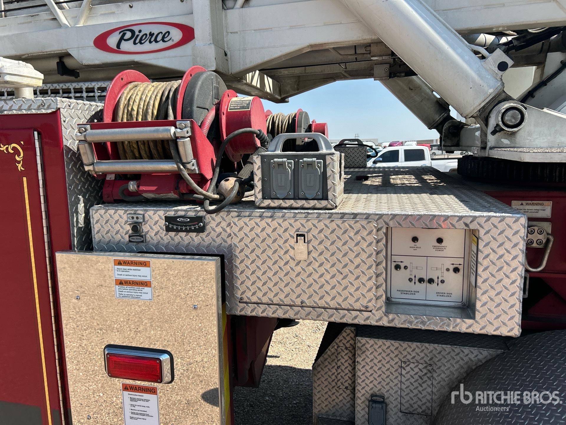 2009 Pierce S/A Ladder Trailer