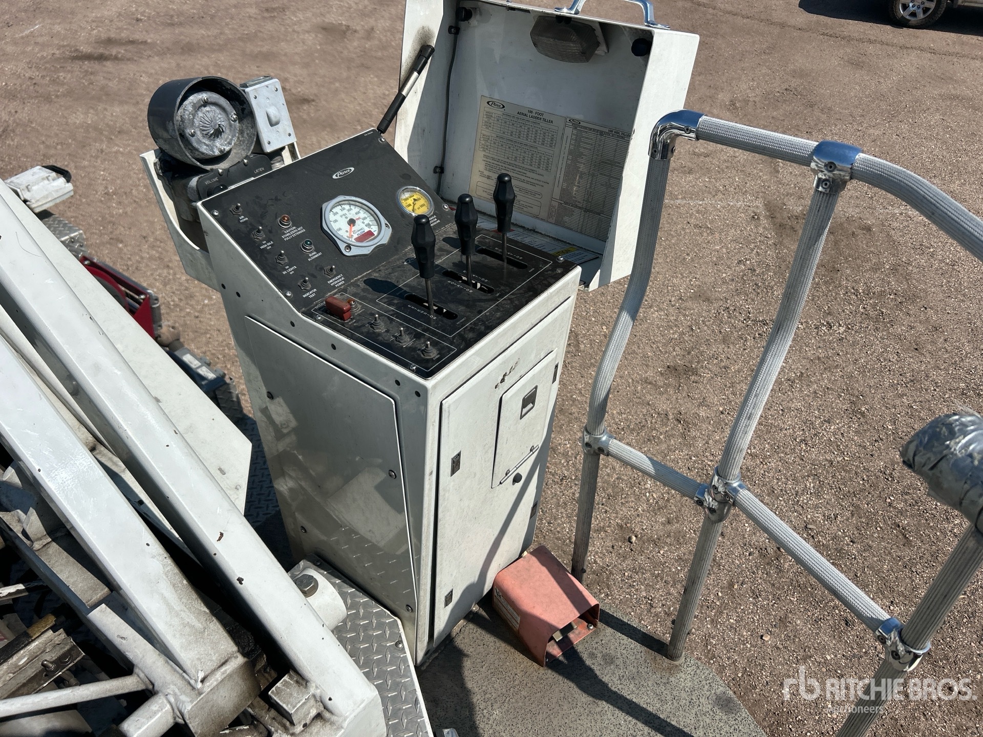 2009 Pierce S/A Ladder Trailer