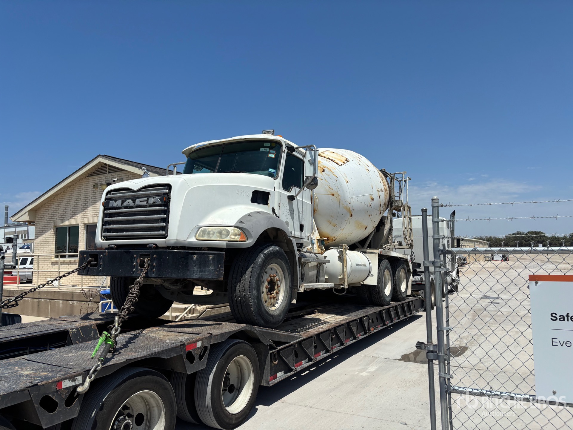 2016 Mack GU813