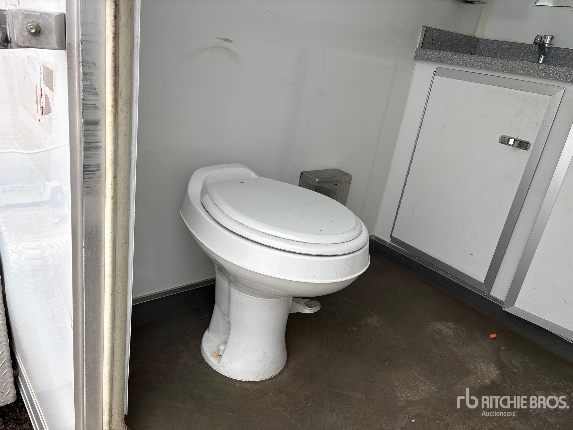 2007 Wells Cargo S/A Restroom Trailer
