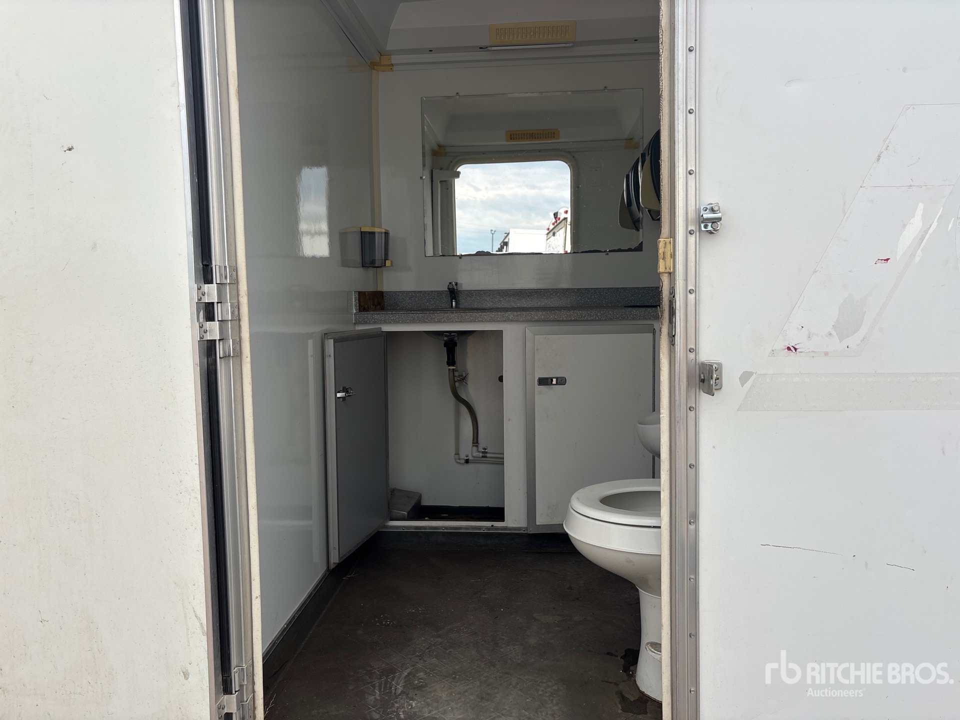 2007 Wells Cargo S/A Restroom Trailer