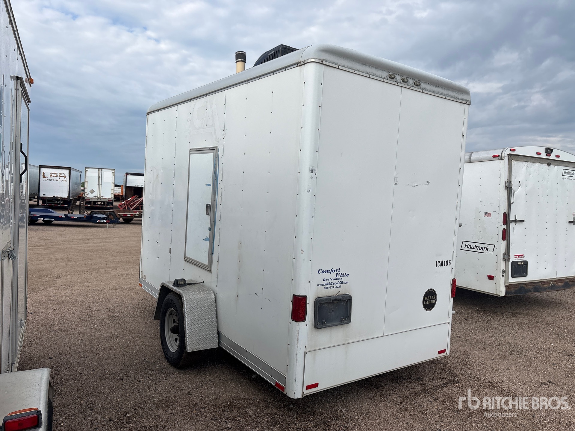 2007 Wells Cargo S/A Restroom Trailer