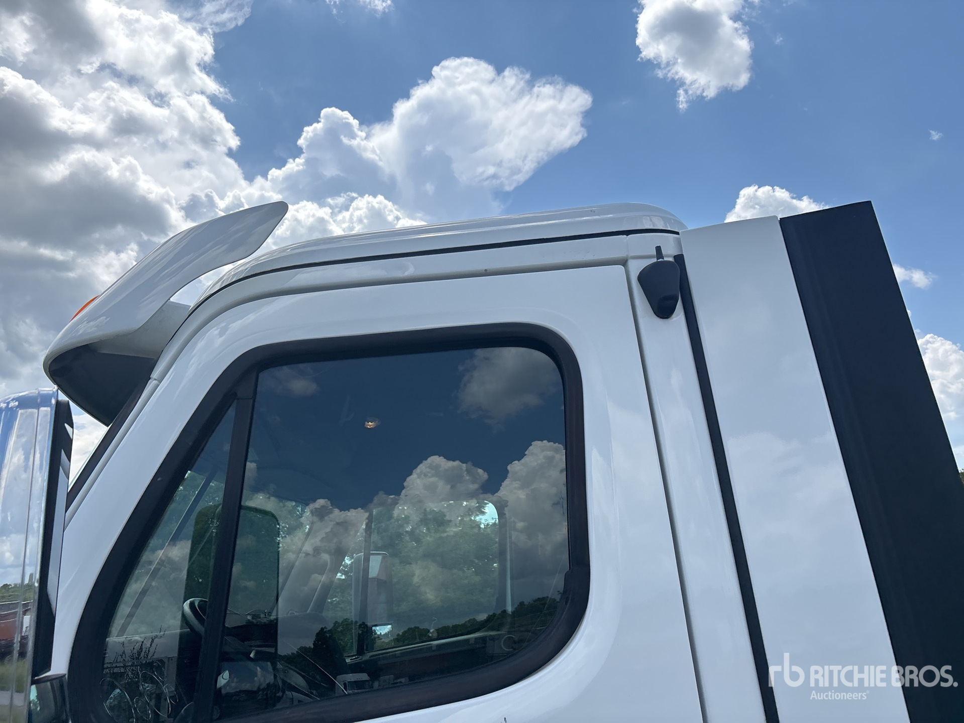 2020 Freightliner Cascadia 113