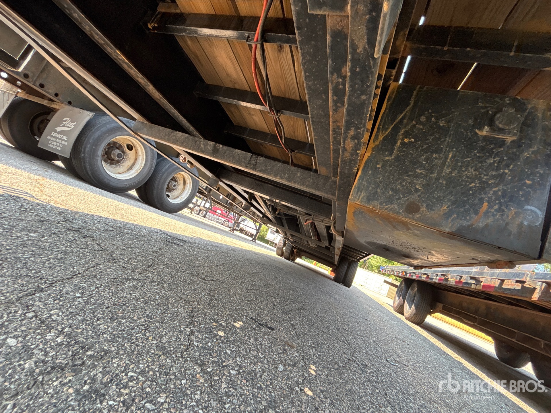 2024 Delco 14790 lb 40 ft T/A Gooseneck