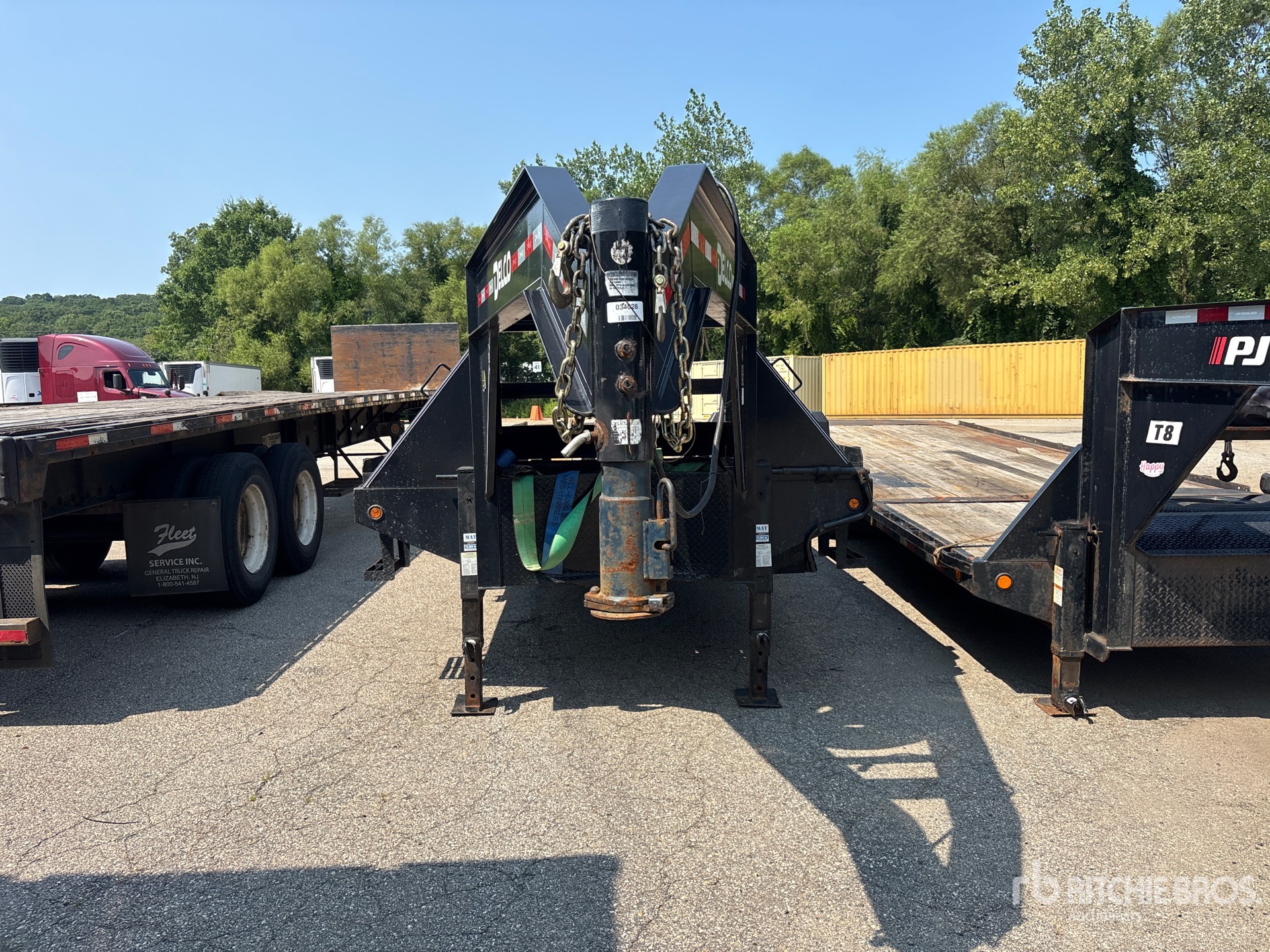 2024 Delco 14790 lb 40 ft T/A Gooseneck