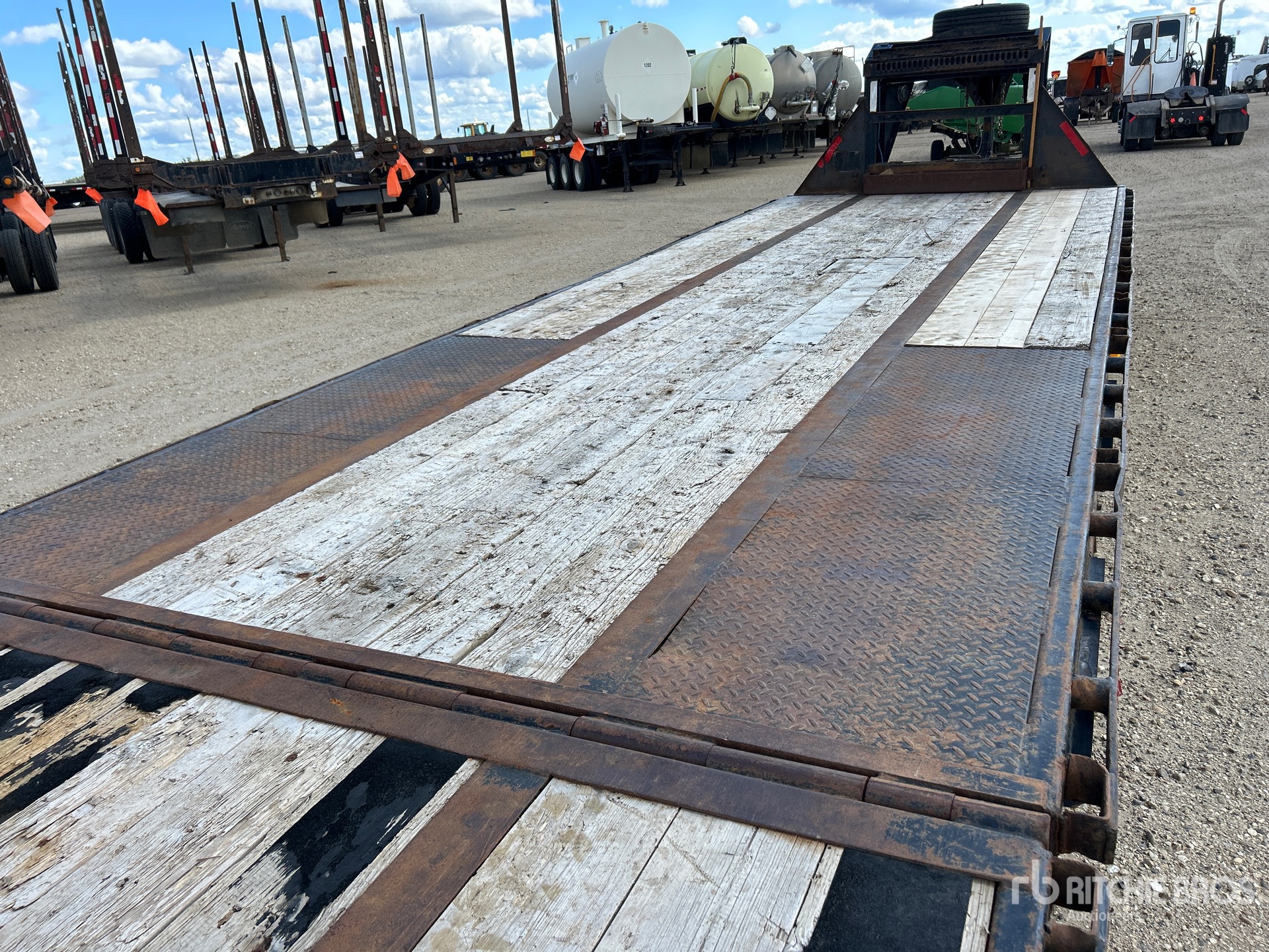 2018 Load Trail 15620 lb 32 ft T/A Gooseneck