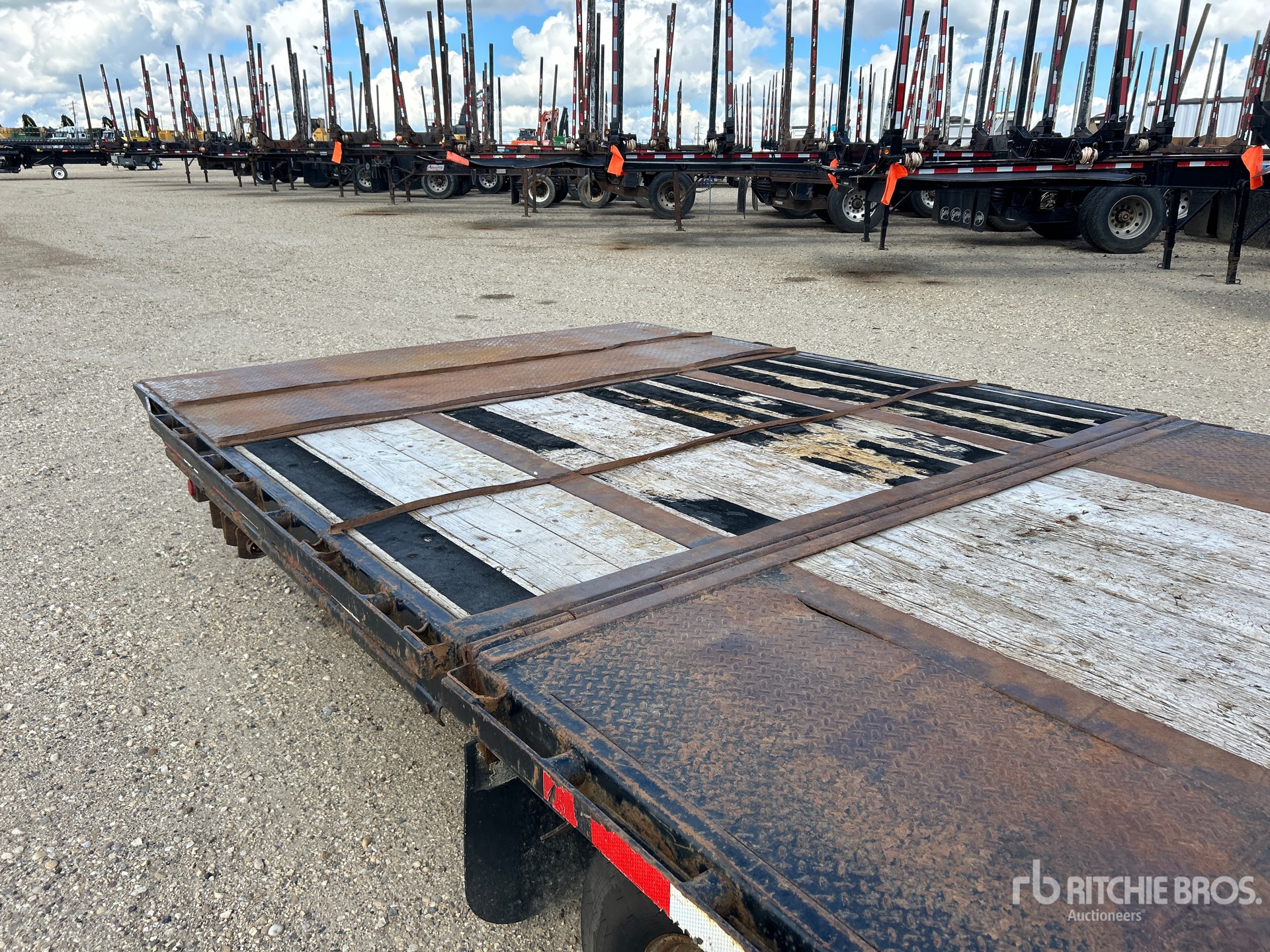2018 Load Trail 15620 lb 32 ft T/A Gooseneck