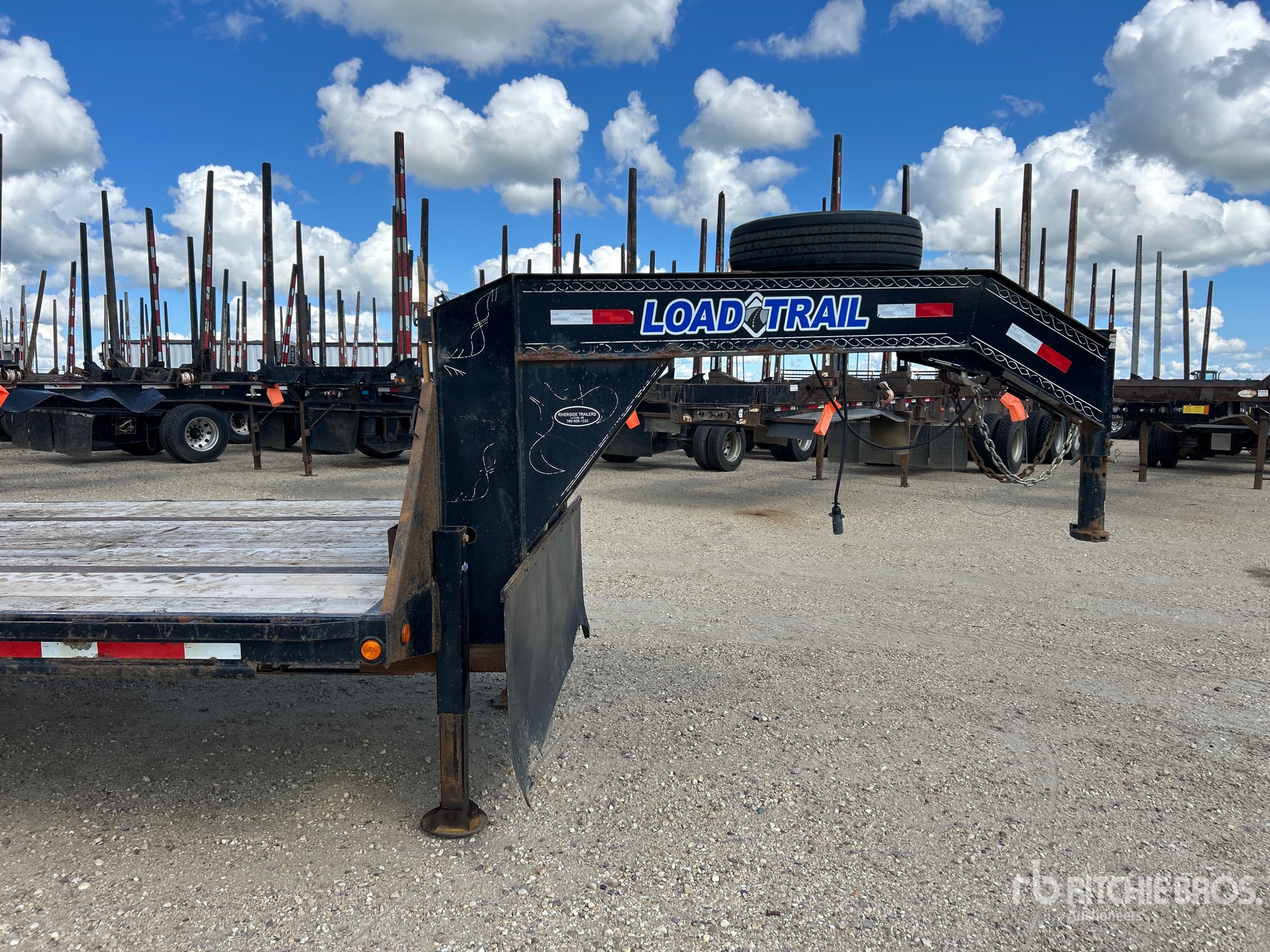 2018 Load Trail 15620 lb 32 ft T/A Gooseneck