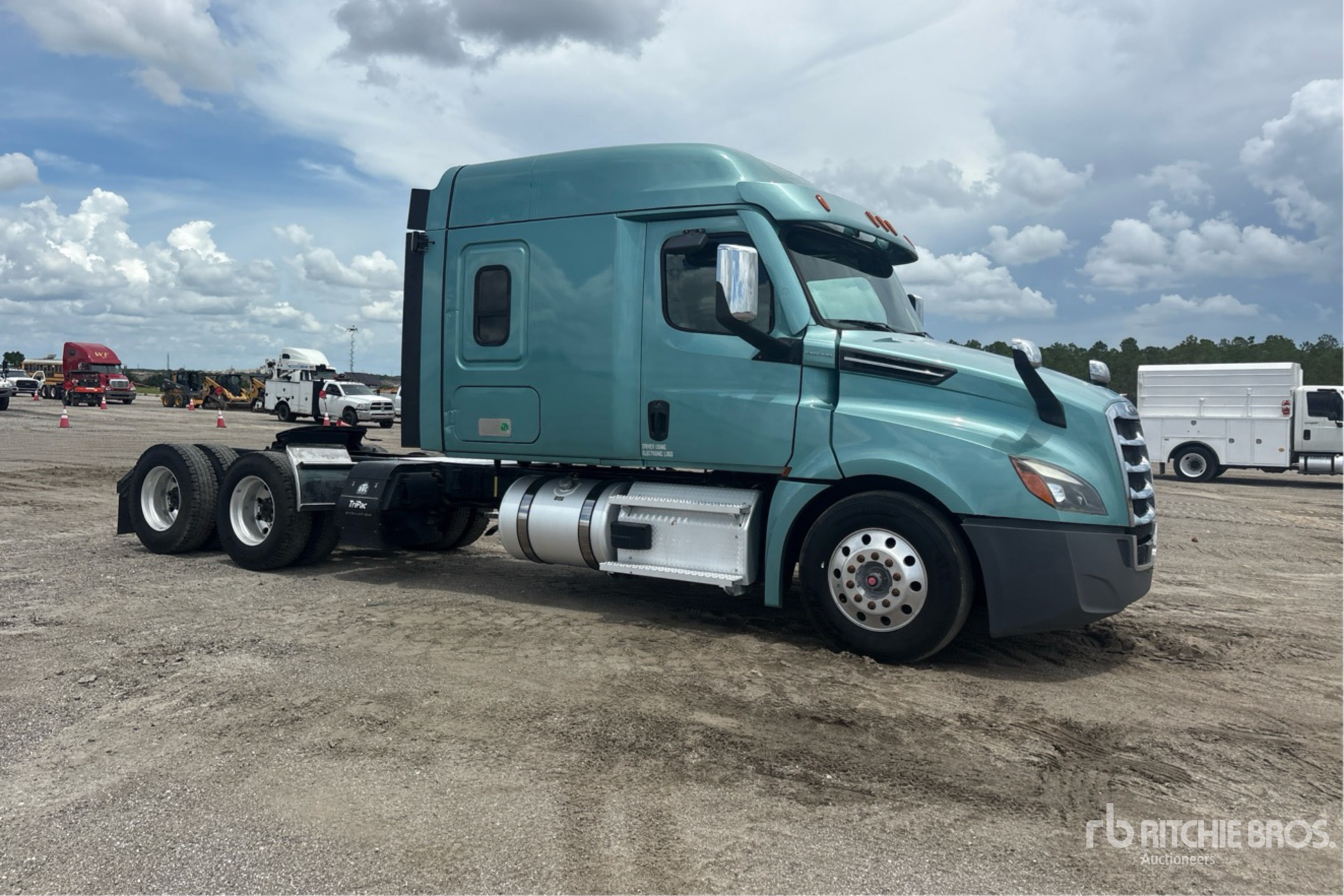 2020 Freightliner CASCADIA 126