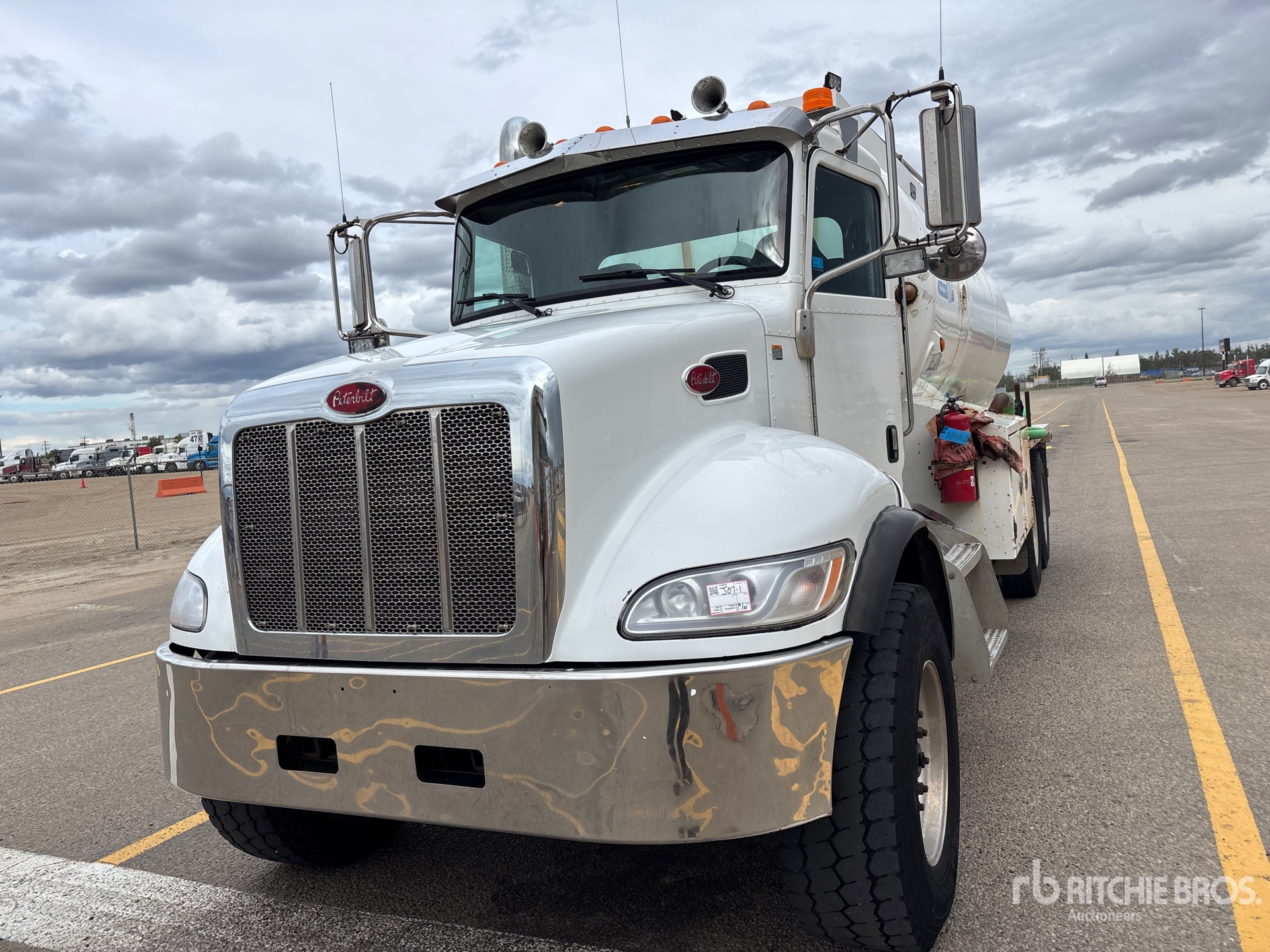 2017 Peterbilt 348