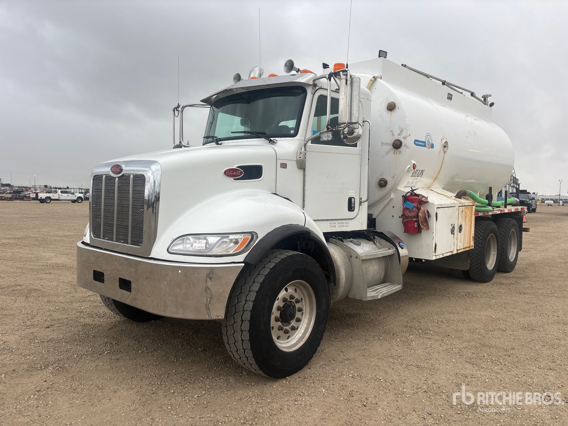 2017 Peterbilt 348