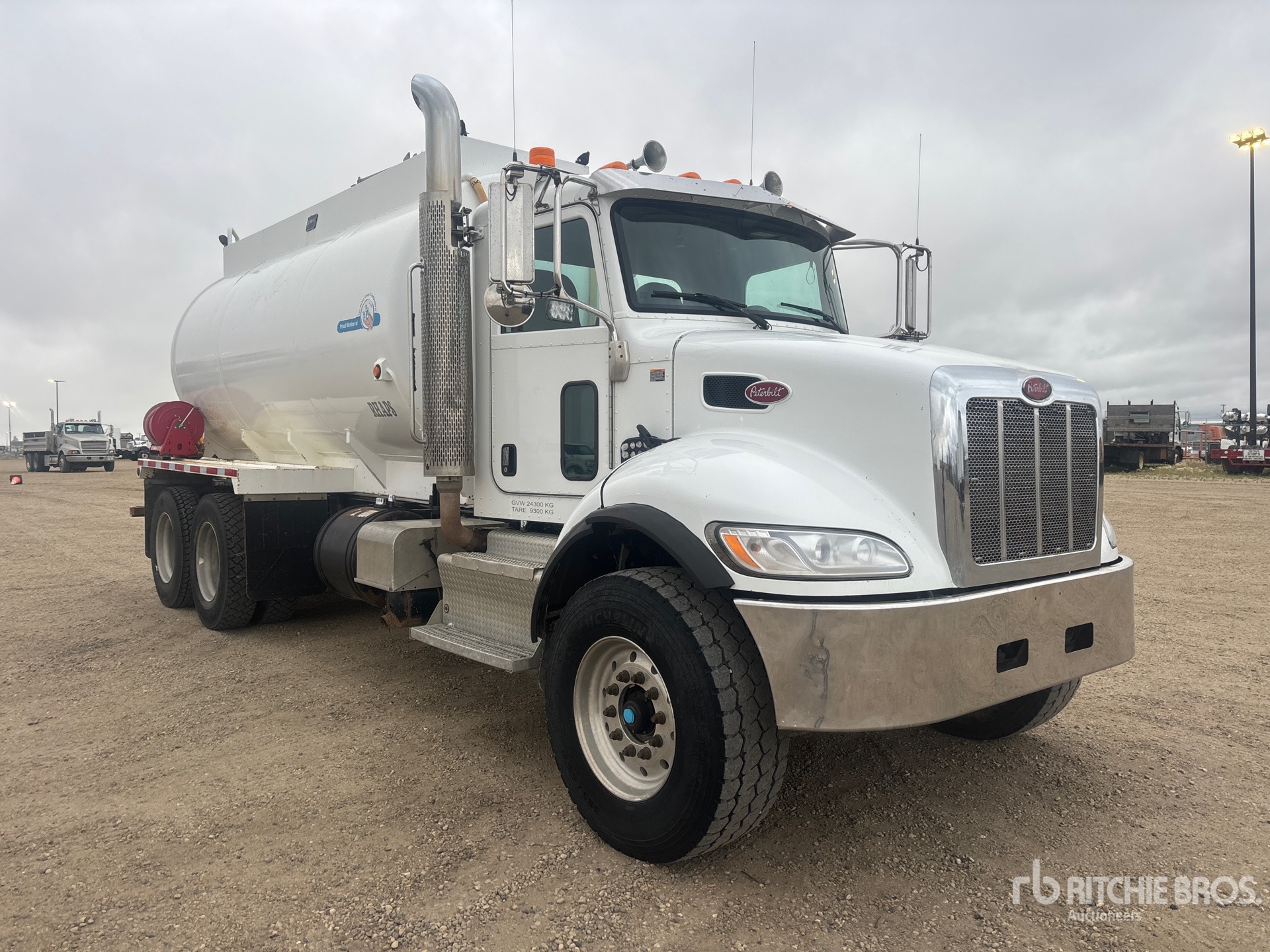 2017 Peterbilt 348