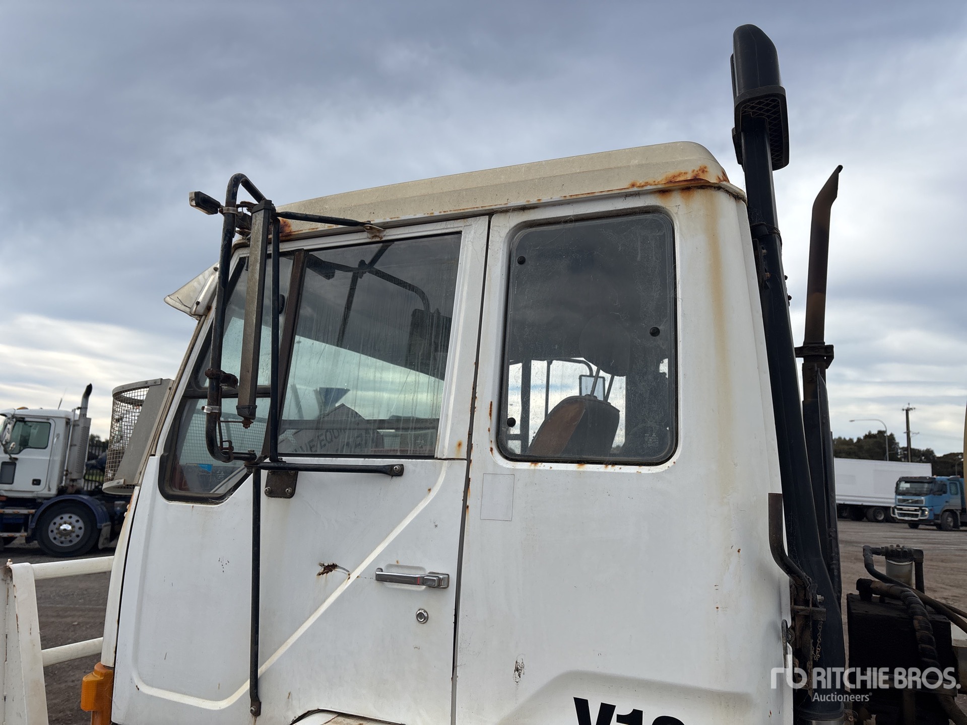 1990 Mitsubishi FM557