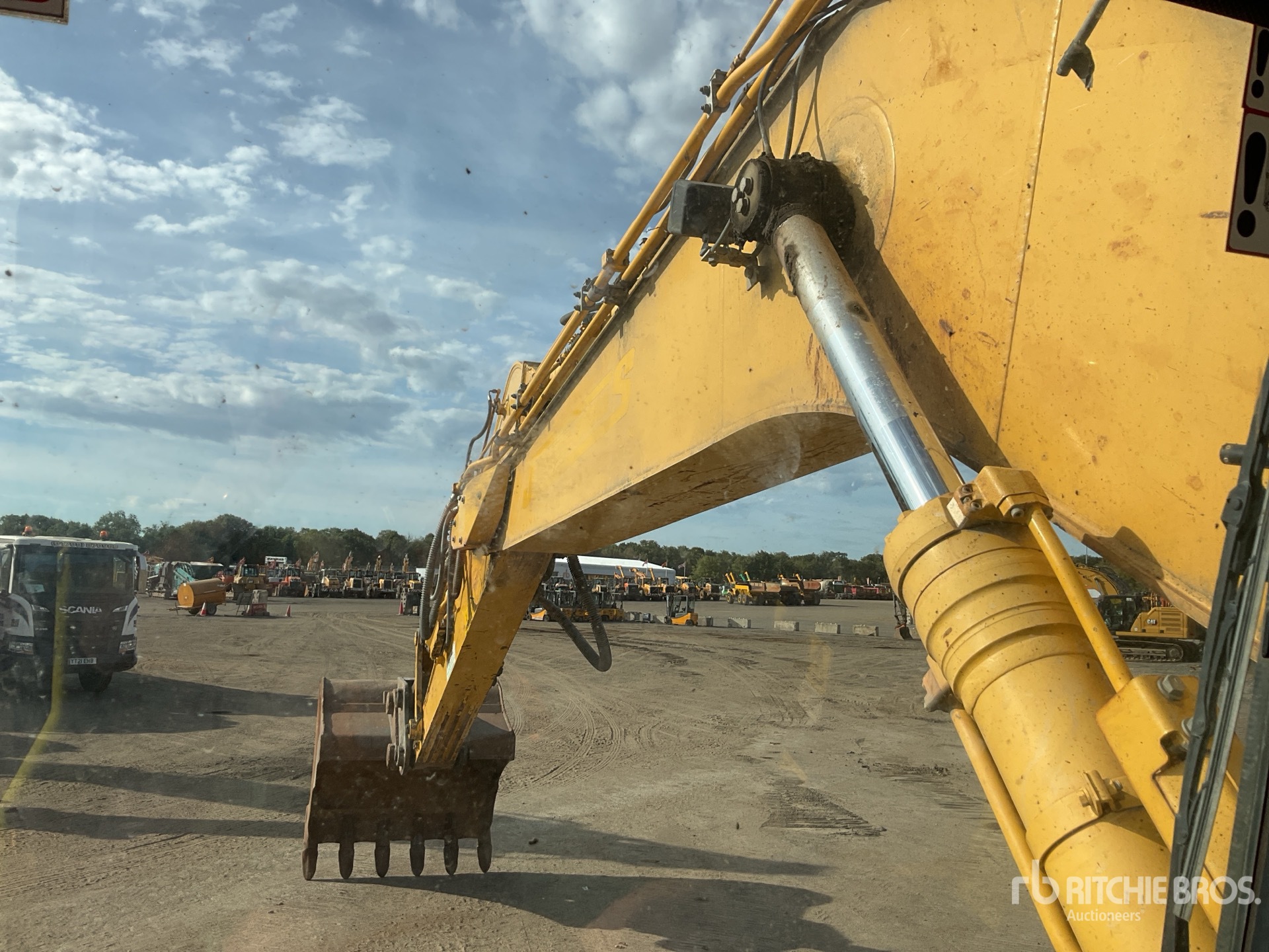 2017 Komatsu PC210LCi-11