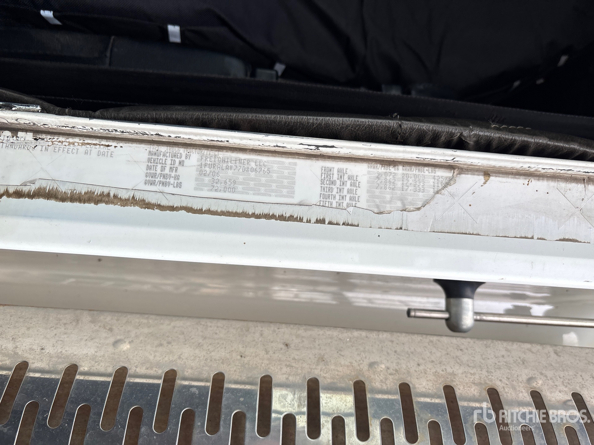 2007 Freightliner FLD120SD