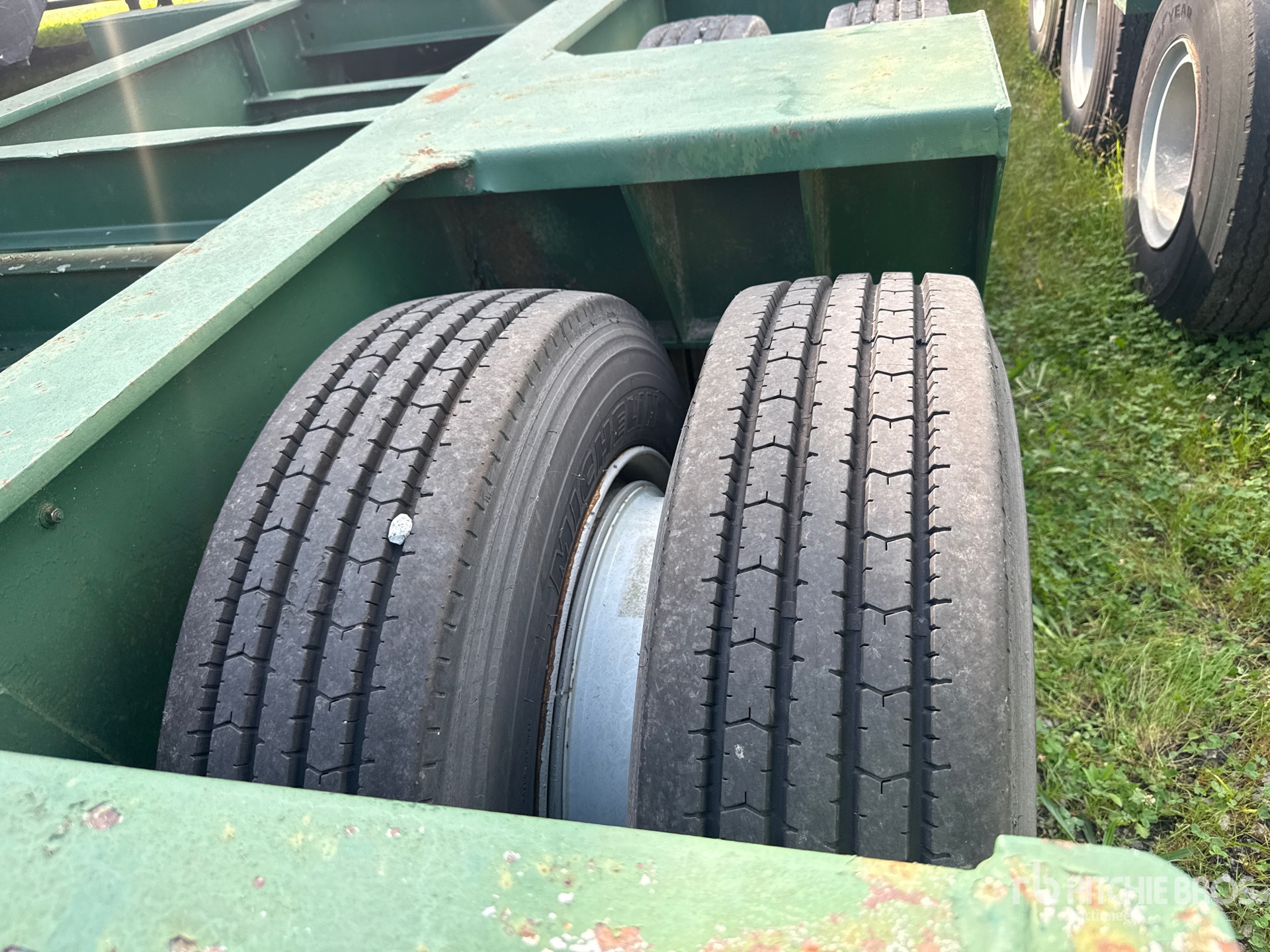 1987 Fruehauf T/A Removable Gooseneck