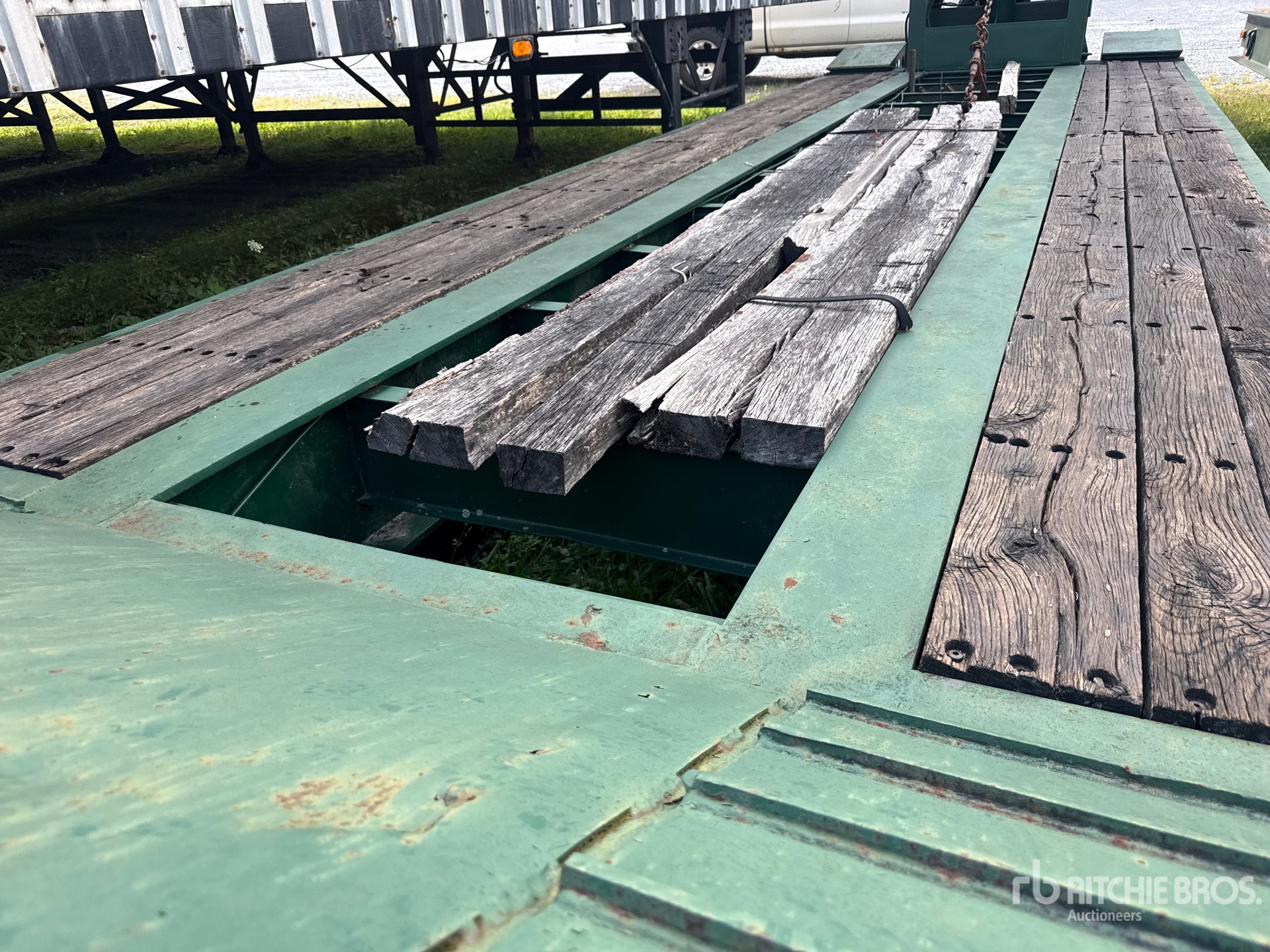 1987 Fruehauf T/A Removable Gooseneck