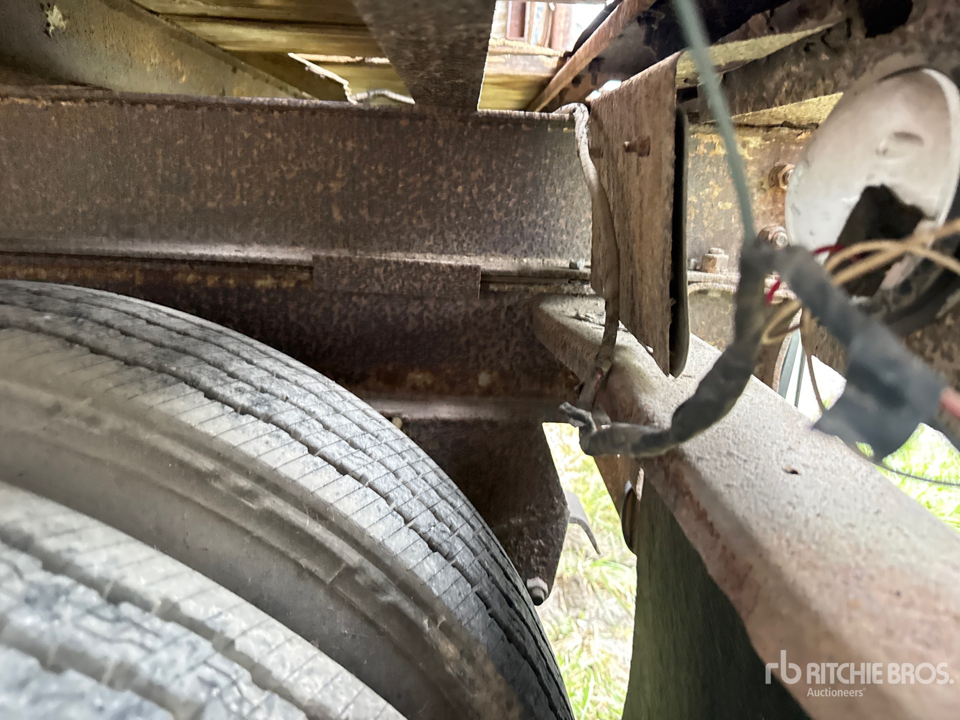 1973 Fruehauf 40 FT X 96 IN T/A (INOPERABLE)