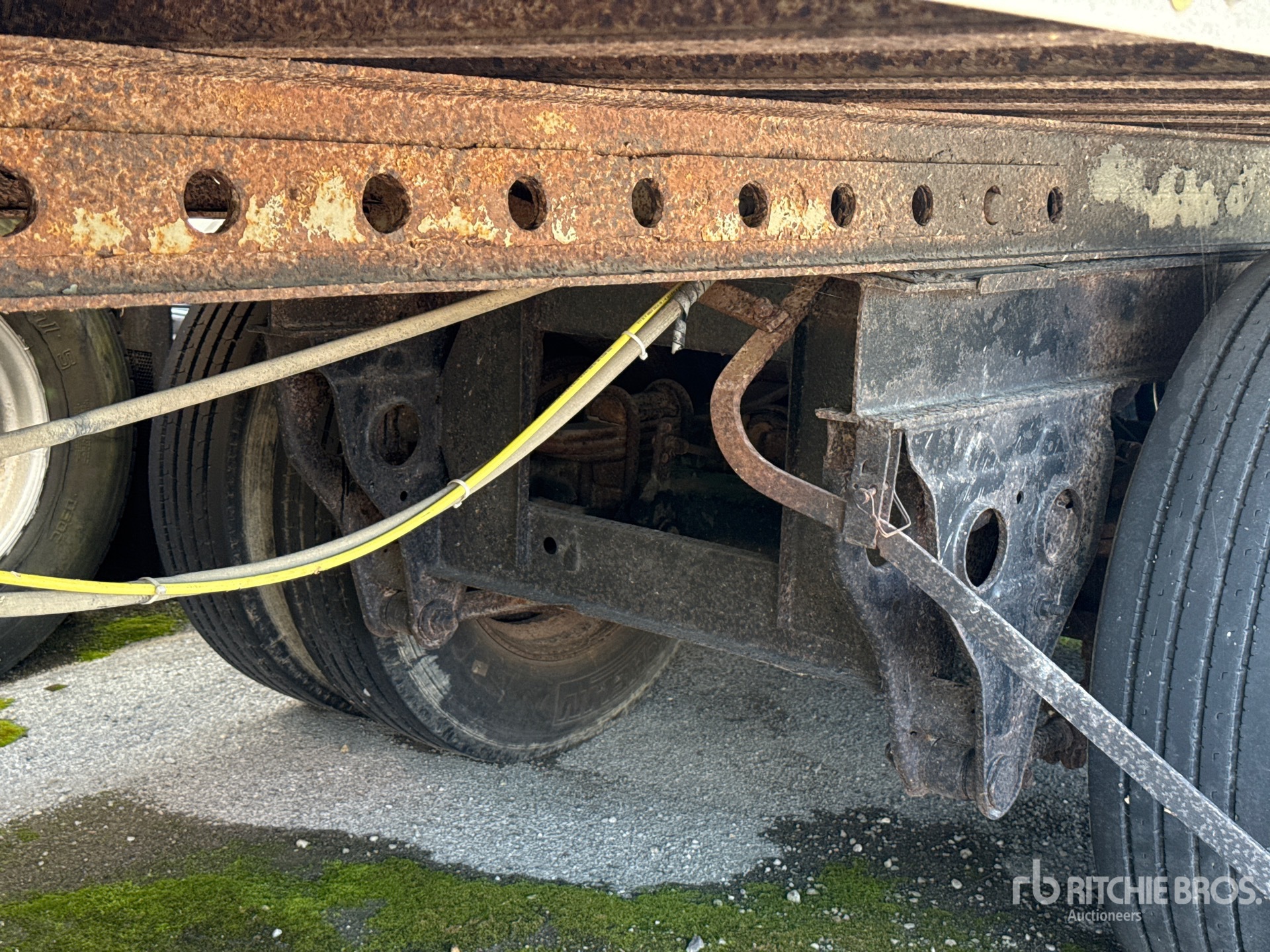 1977 Fruehauf 40 FT X 96 IN T/A