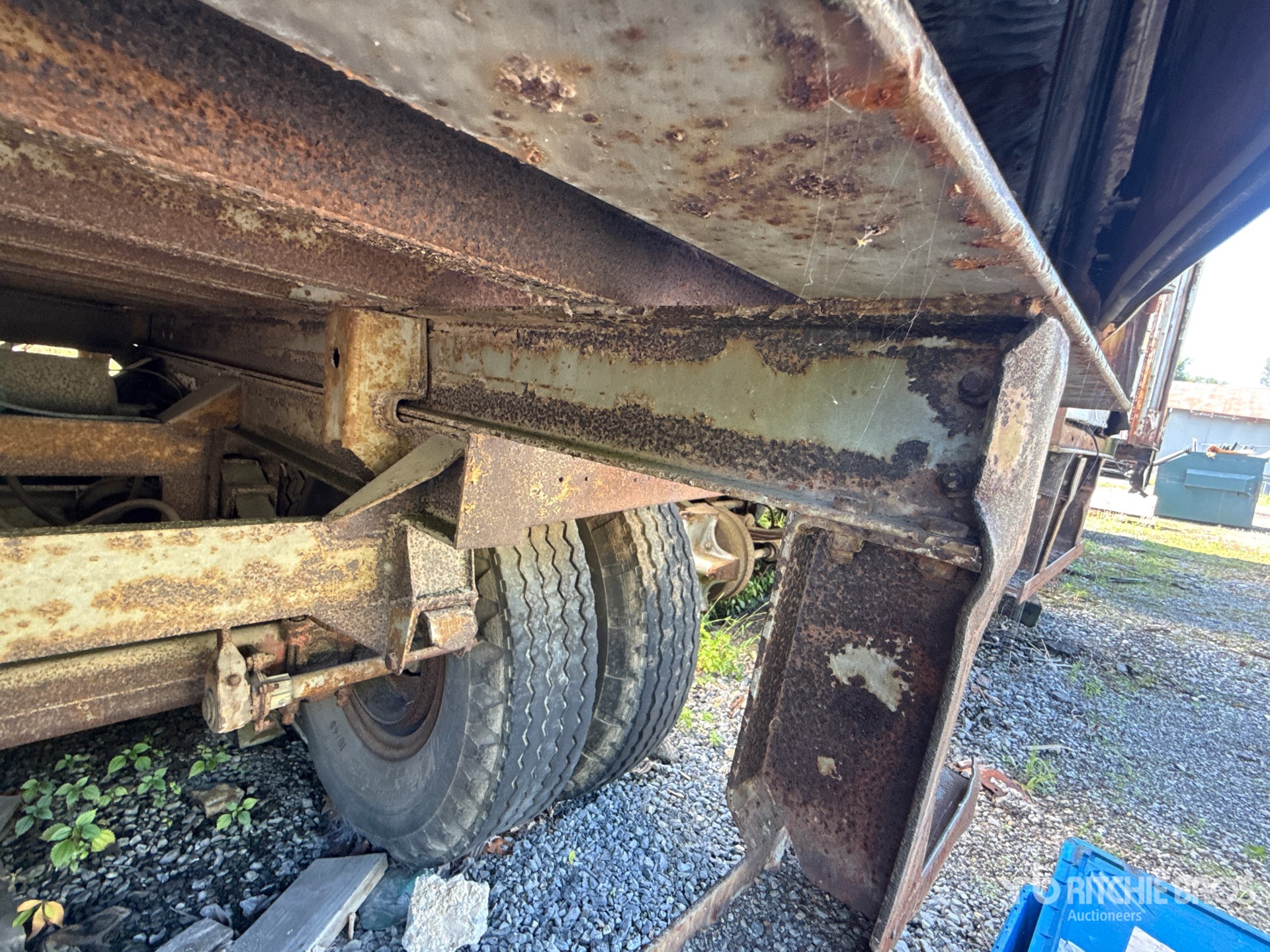 1975 Fruehauf 40 FT X 96 IN T/A (INOPERABLE)