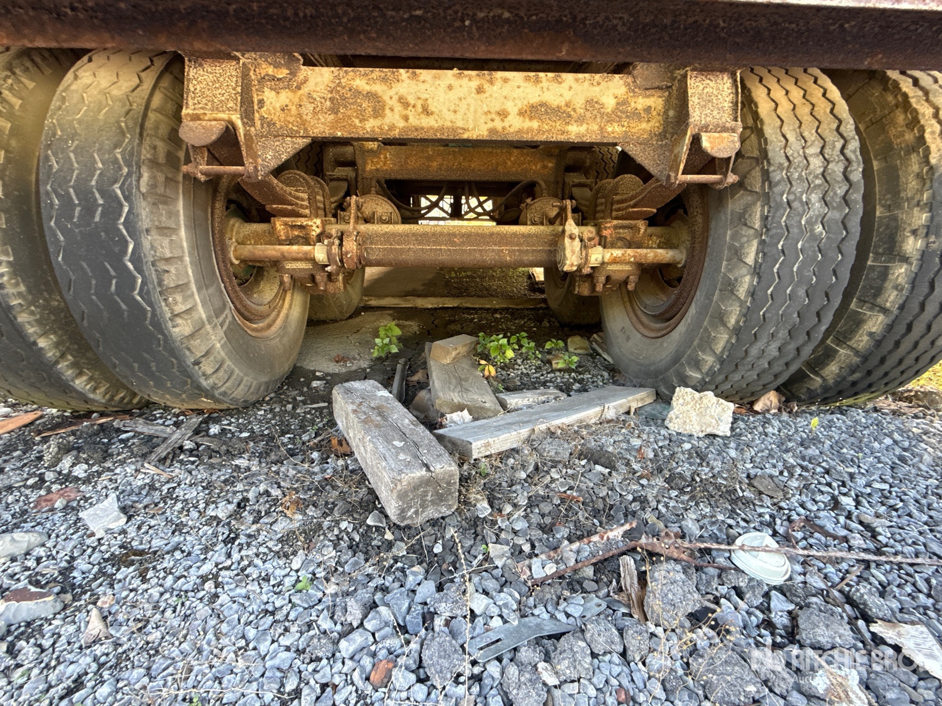 1975 Fruehauf 40 FT X 96 IN T/A (INOPERABLE)