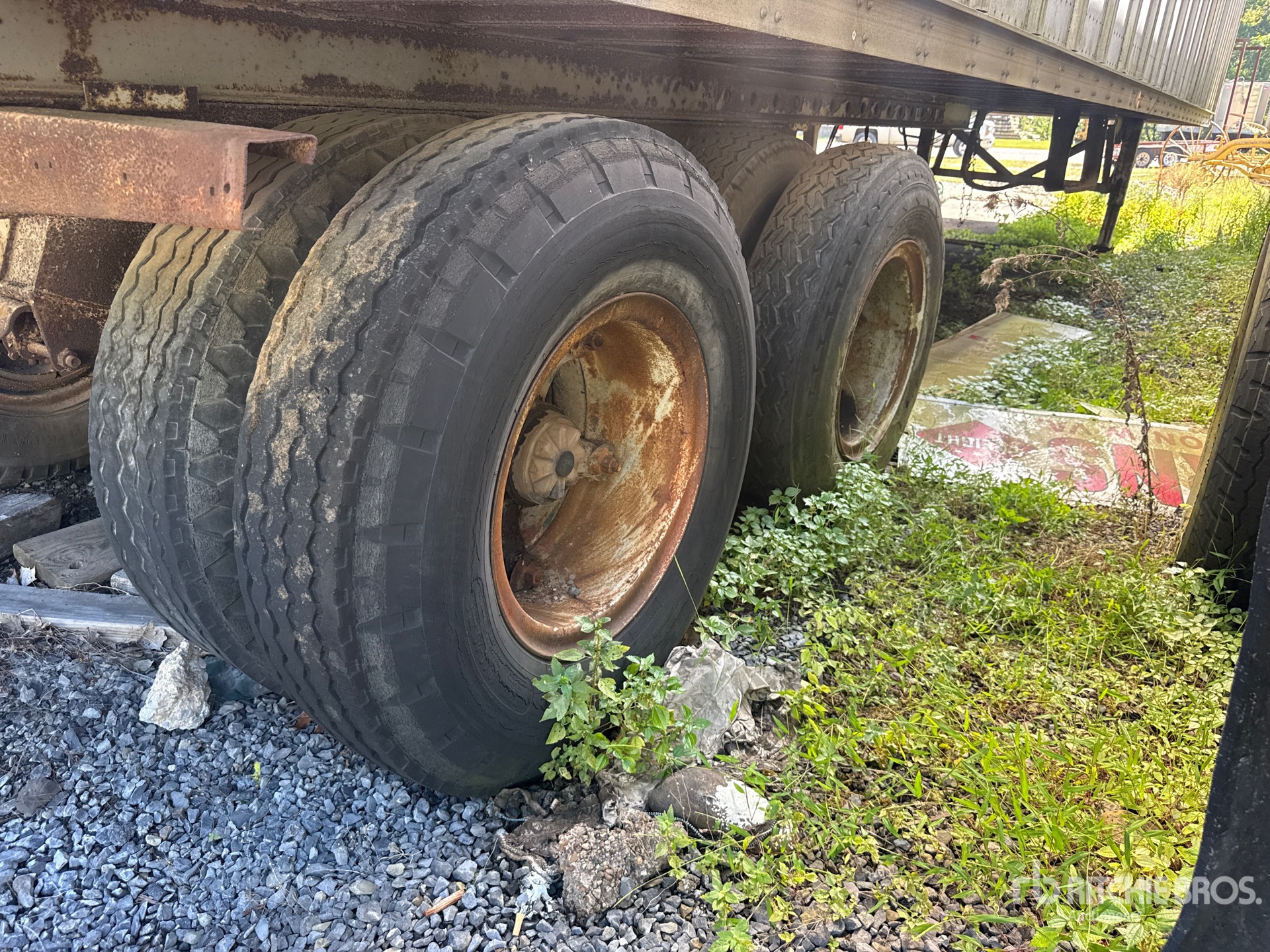 1975 Fruehauf 40 FT X 96 IN T/A (INOPERABLE)