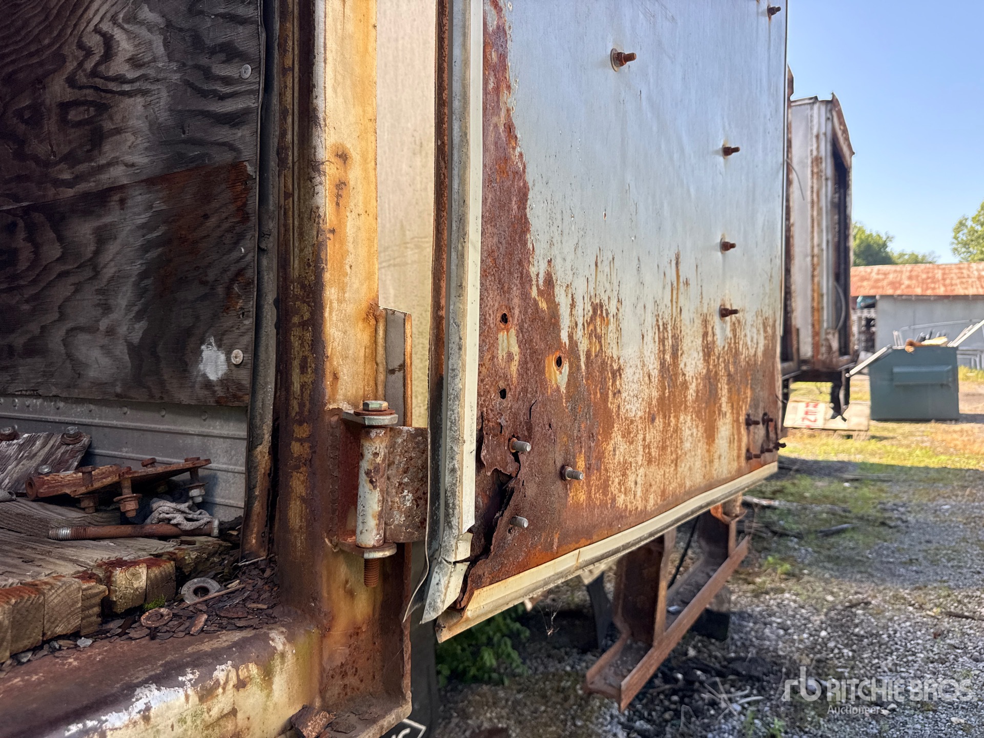 1975 Fruehauf 40 FT X 96 IN T/A (INOPERABLE)