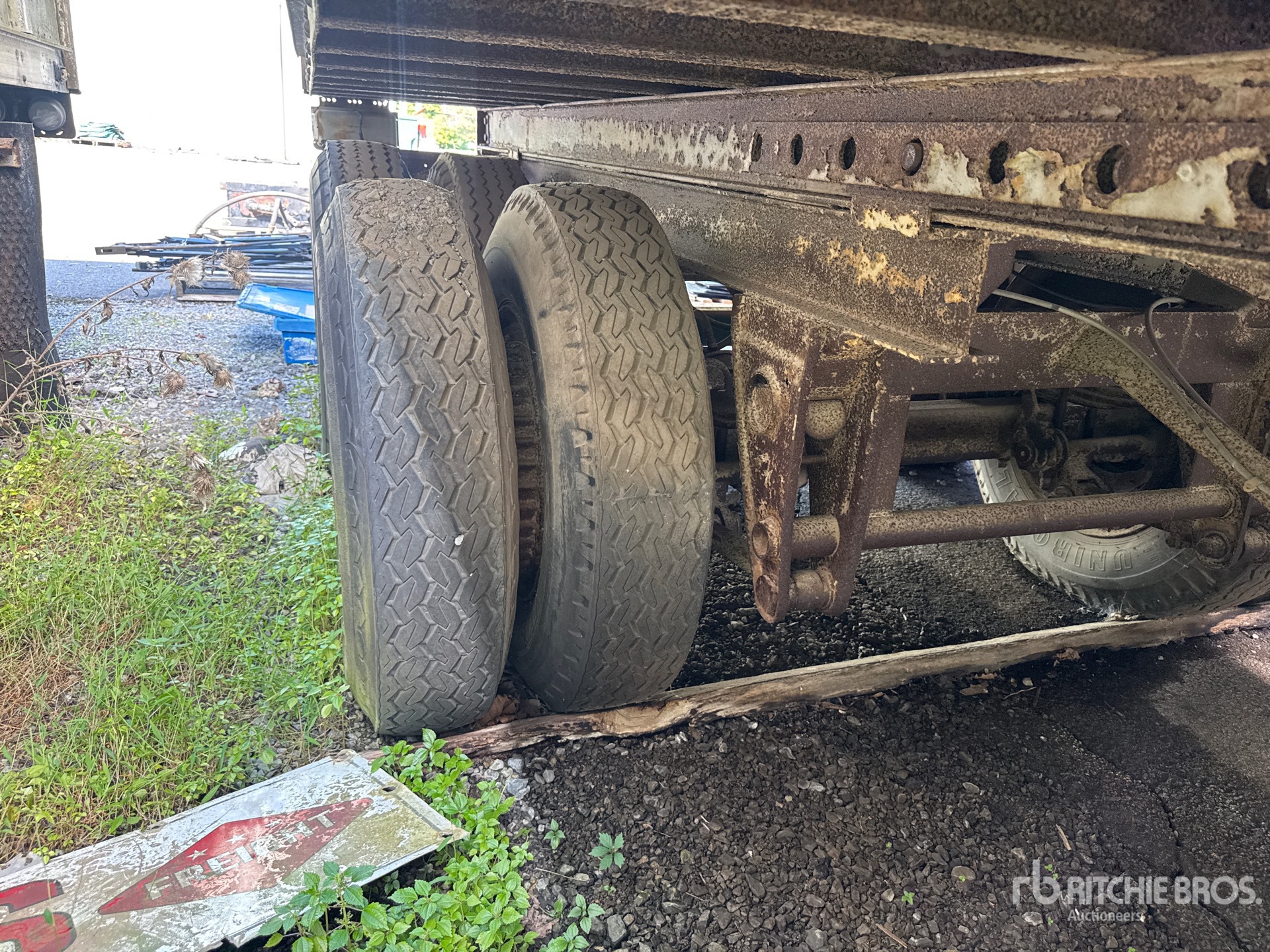 1975 Fruehauf 40 FT X 96 IN T/A (INOPERABLE)