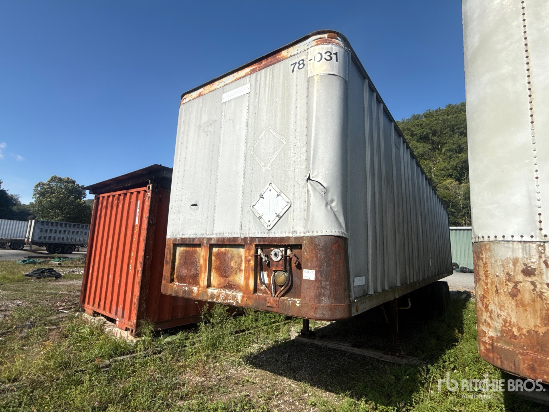 Photo of 1975 Fruehauf 40 ft x 96 in T/A (Inoperable)