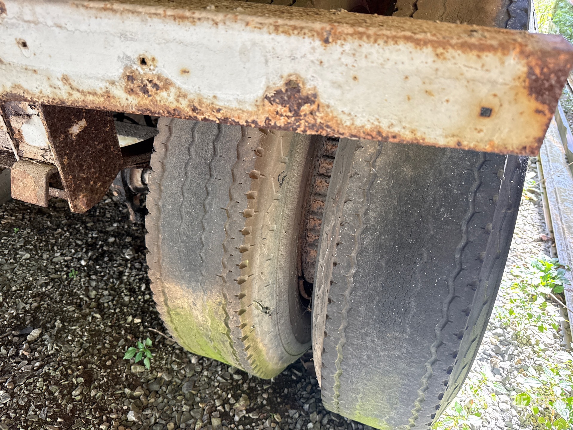 1975 Fruehauf 40 FT X 96 IN T/A (INOPERABLE)