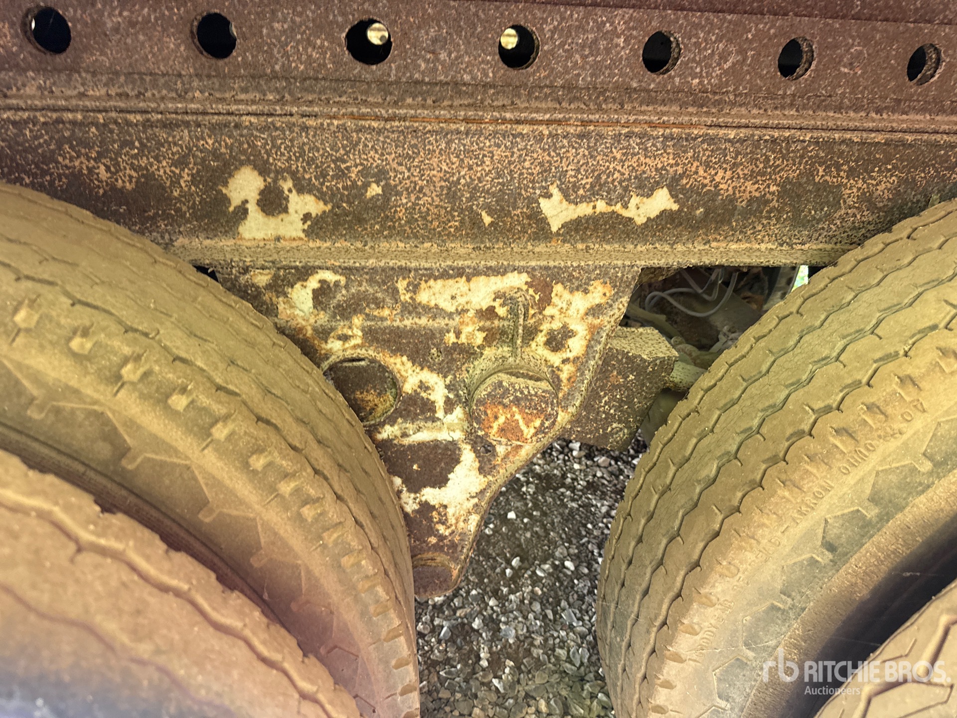 1975 Fruehauf 40 FT X 96 IN T/A (INOPERABLE)
