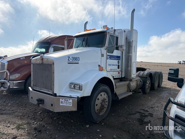 2015 Kenworth T800 Tri/A Sleeper Truck Tractor