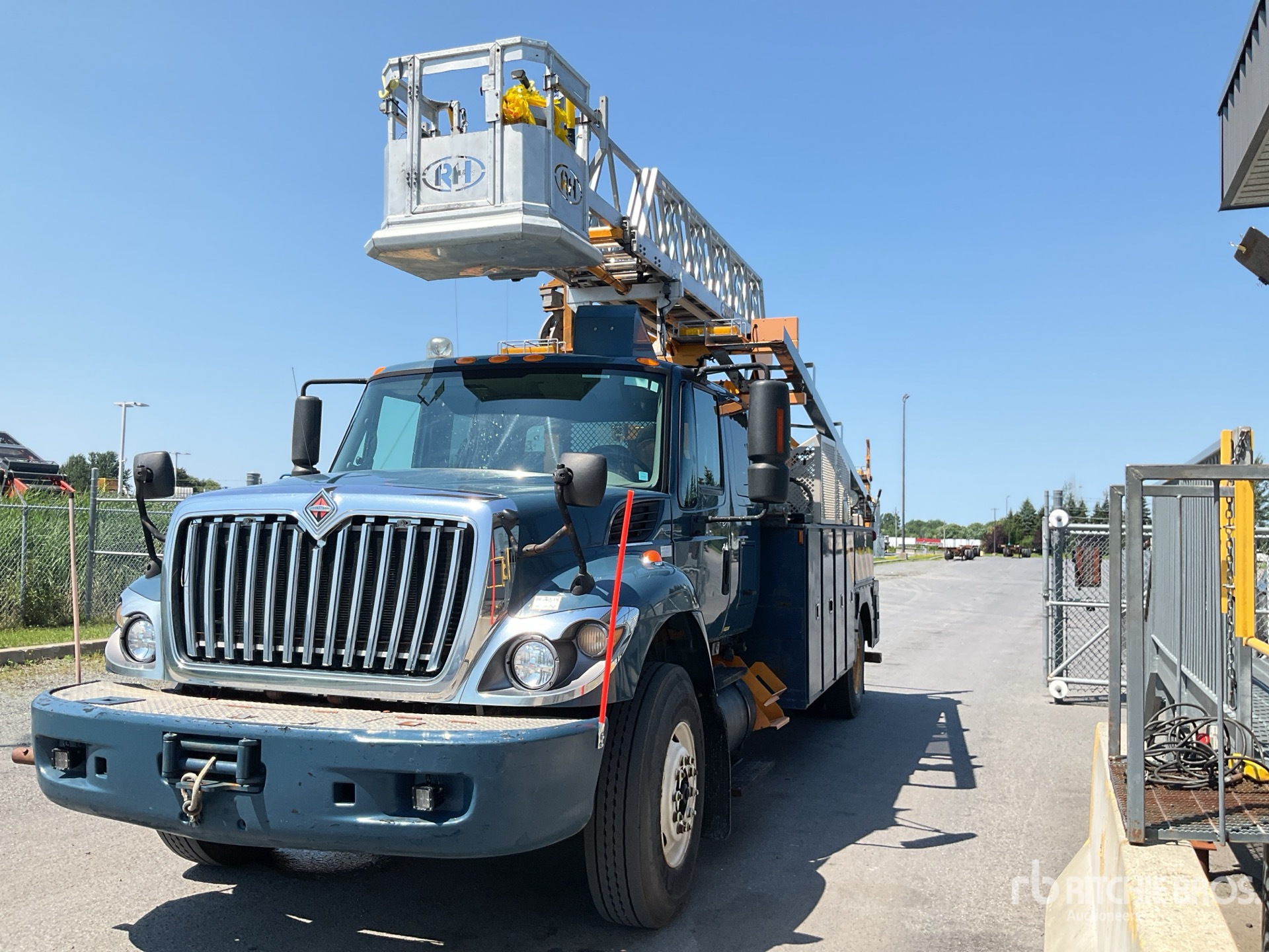2010 International 7400 SBA