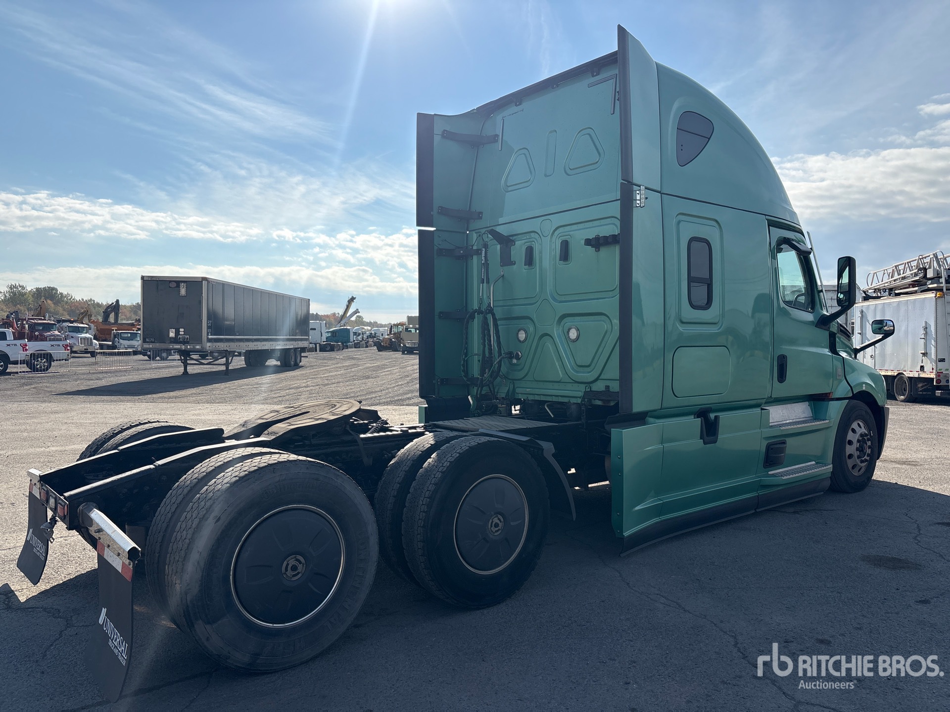2020 Freightliner CASCADIA 126