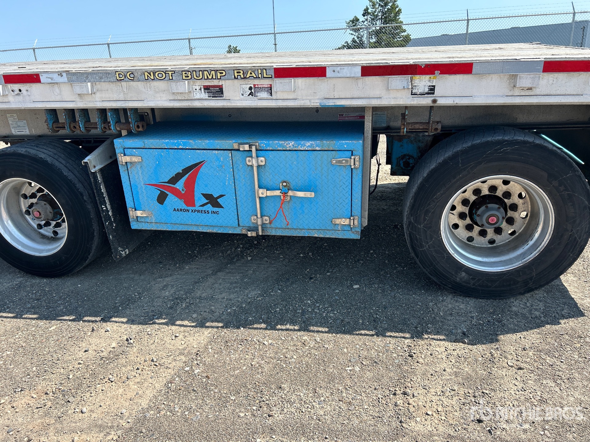 2004 Wilson 48 ft T/A Spread Axle