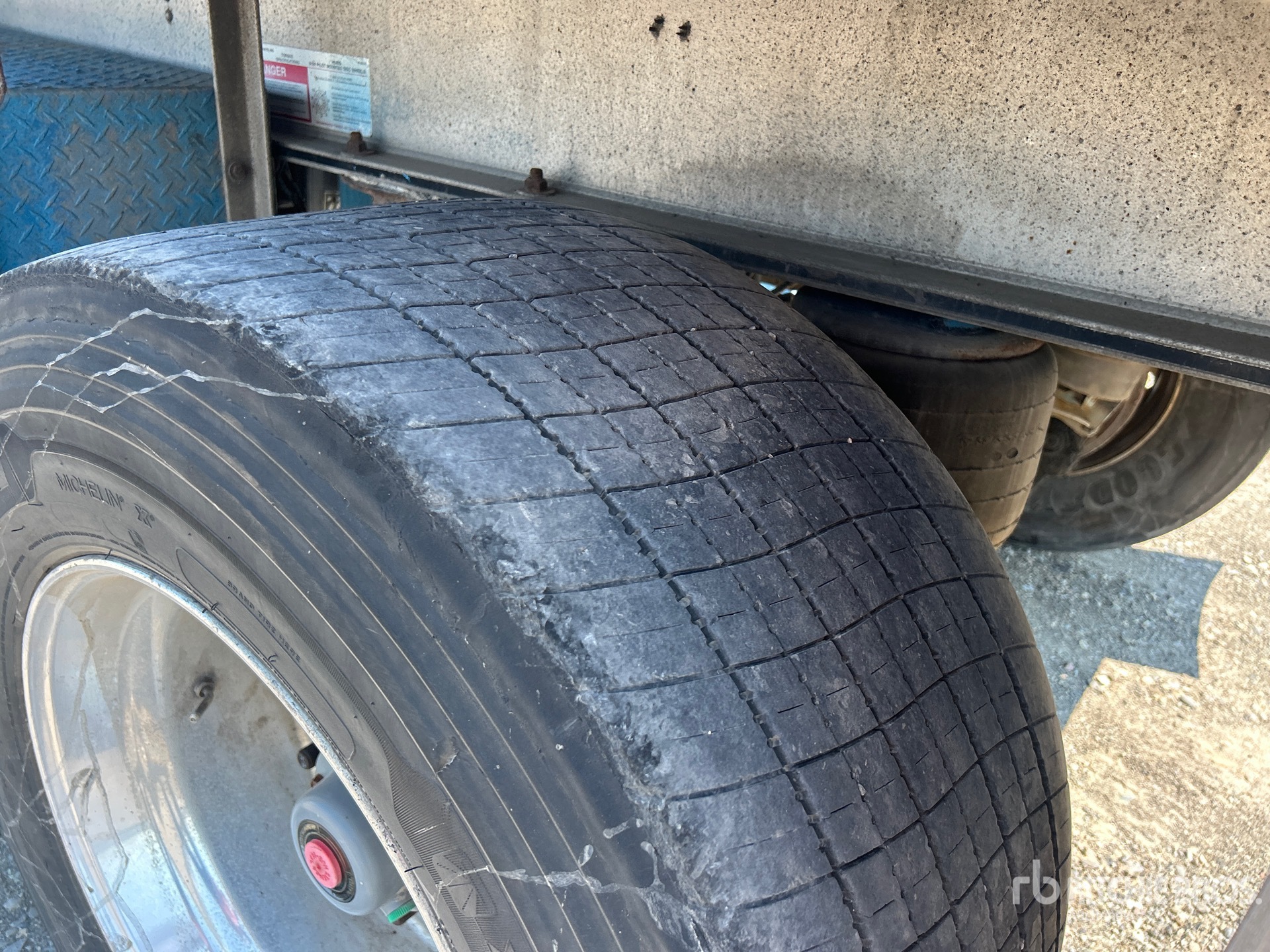 2004 Wilson 48 ft T/A Spread Axle