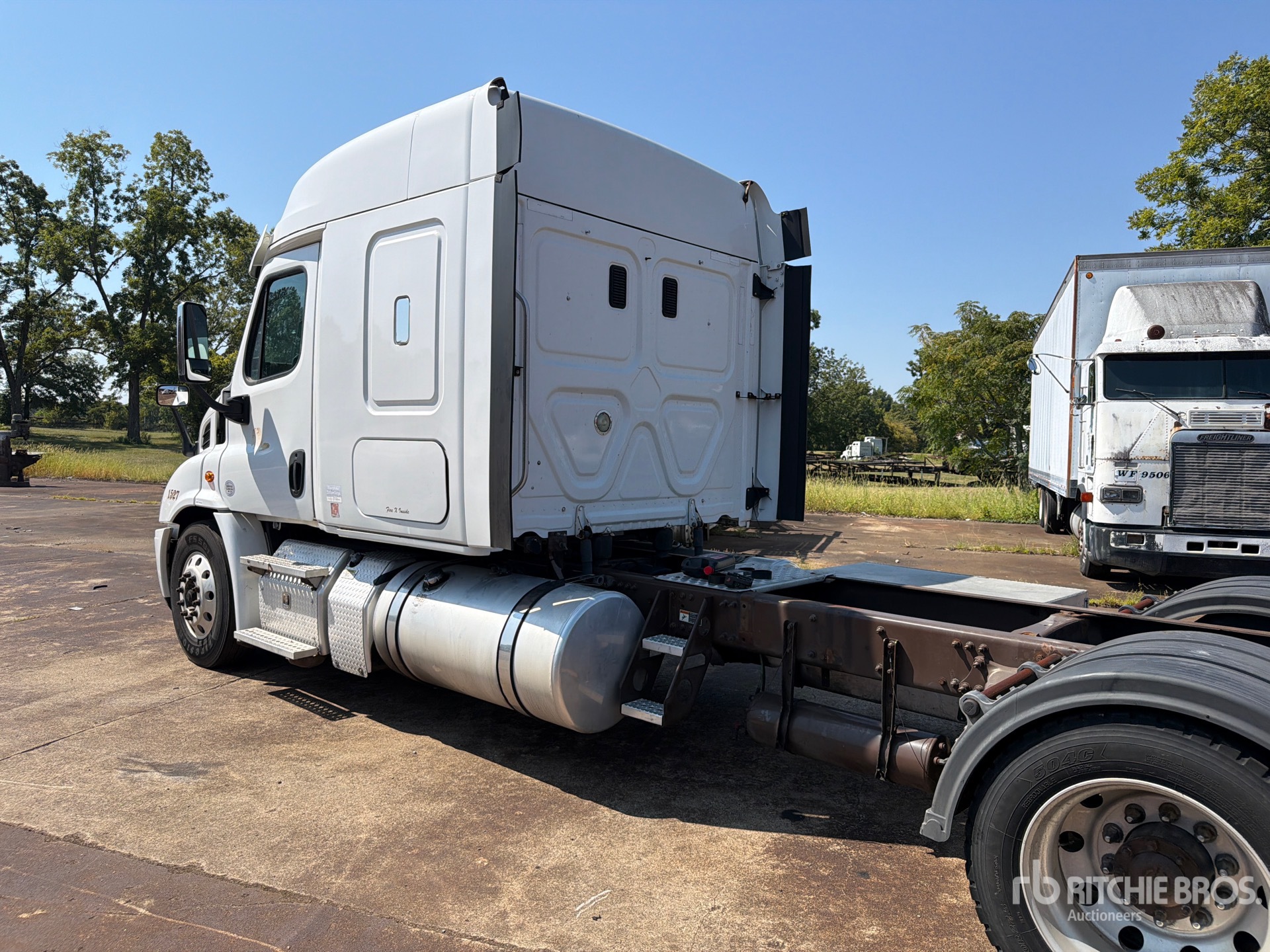 2015 Freightliner CASCADIA 113