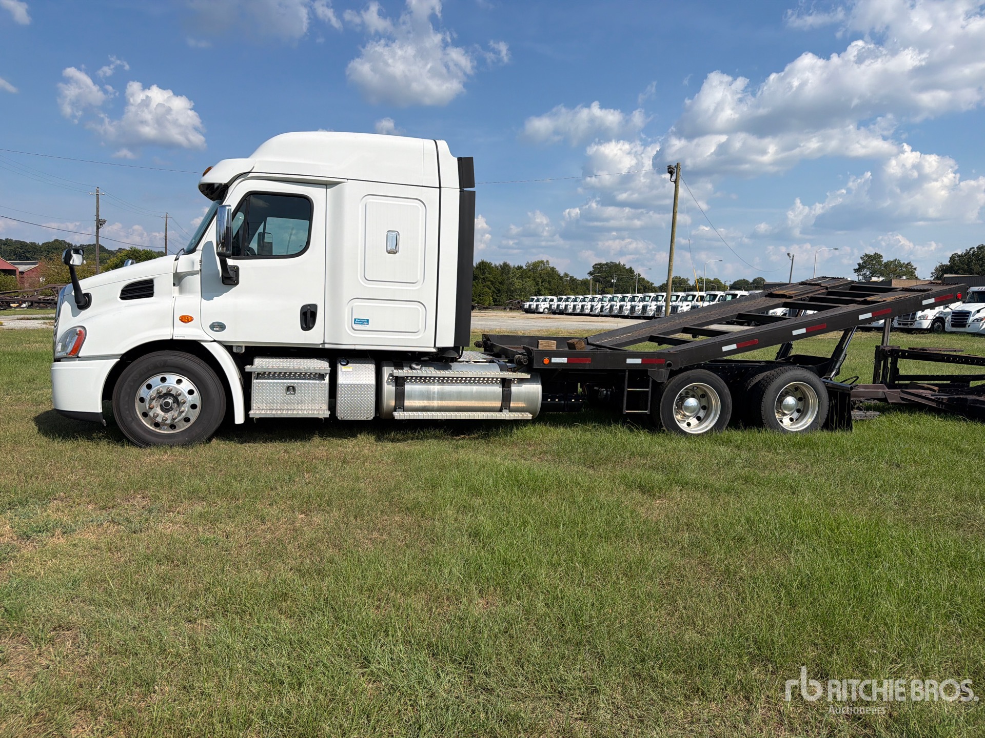 2020 Freightliner CASCADIA 113