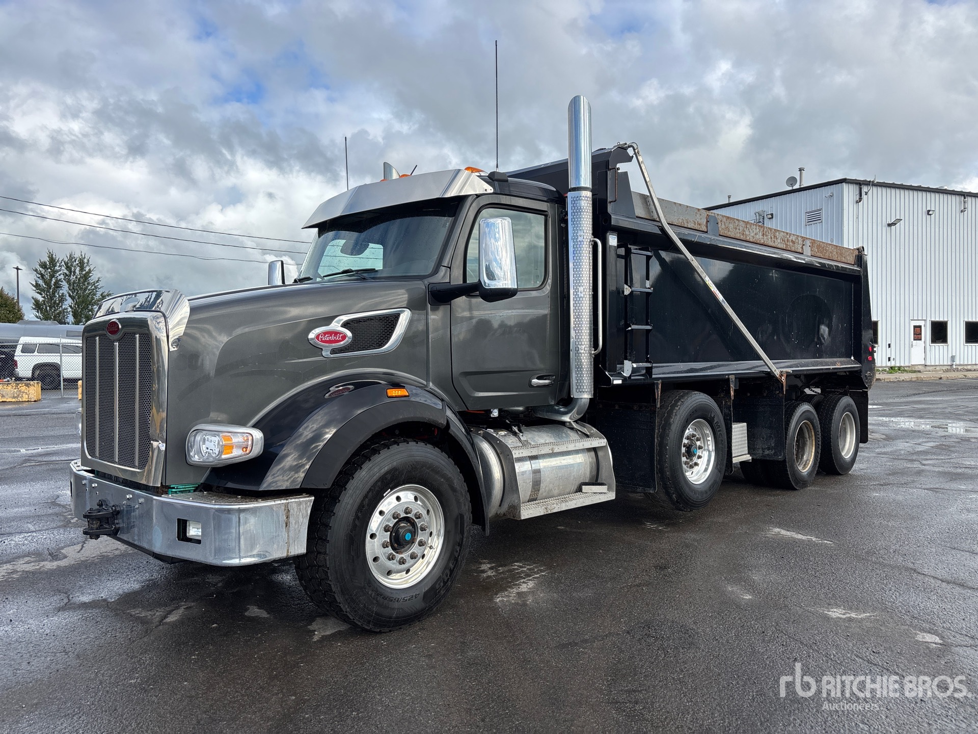 Photo of 2023 Peterbilt 567
