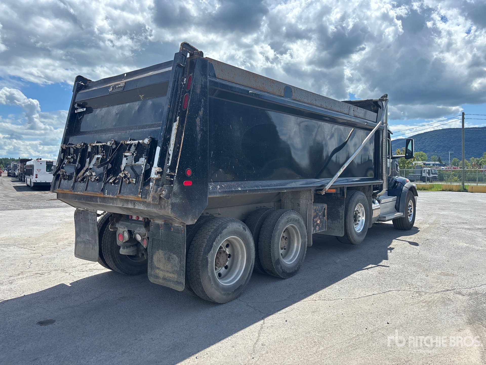 2023 Peterbilt 567