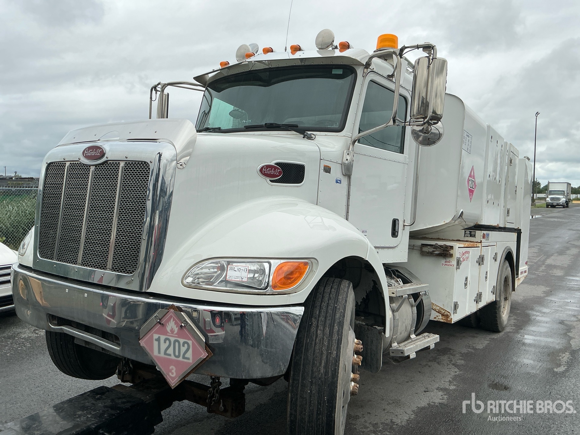 2023 Peterbilt PB337