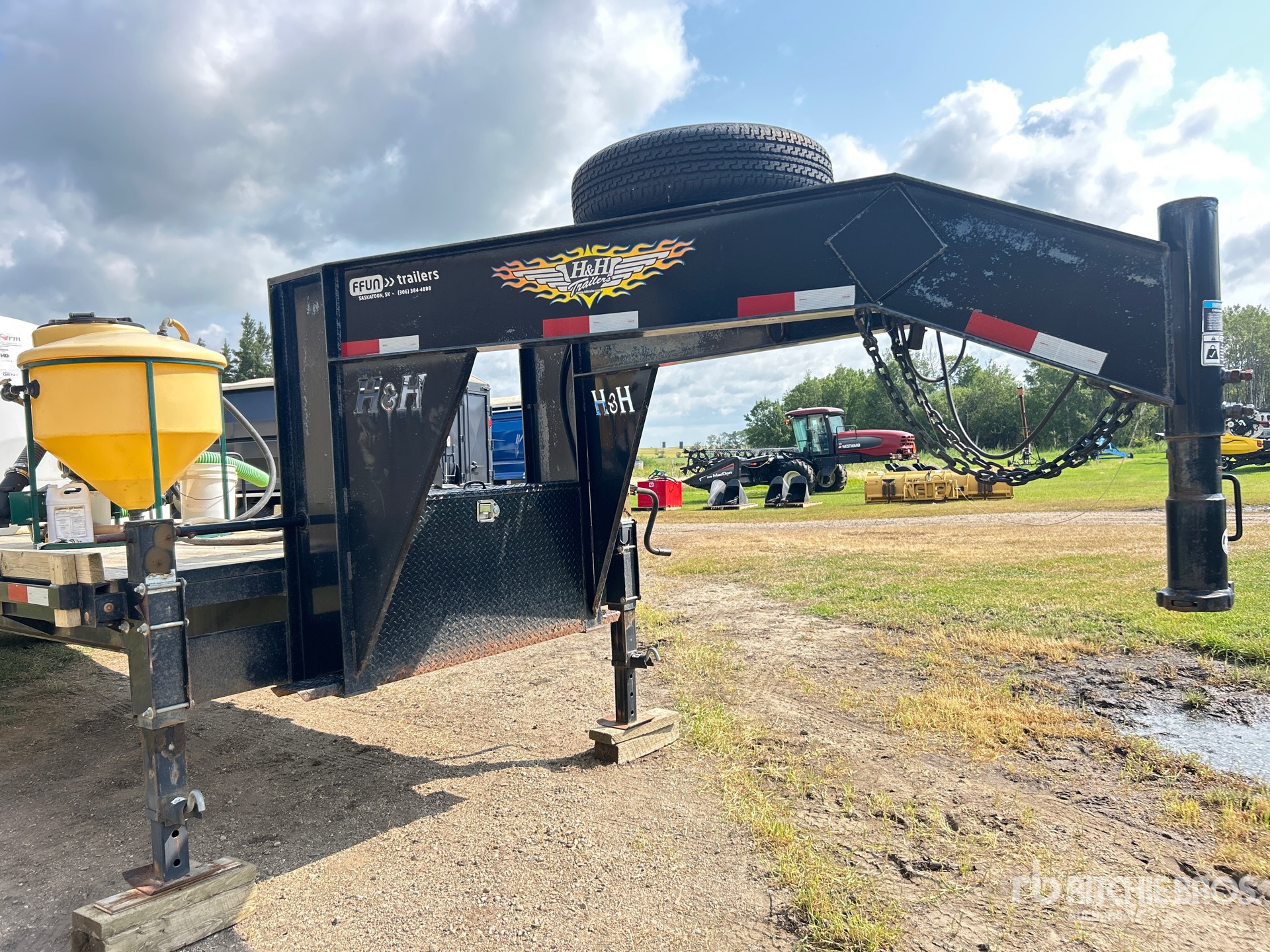 2013 H&H 30 ft T/A Gooseneck
