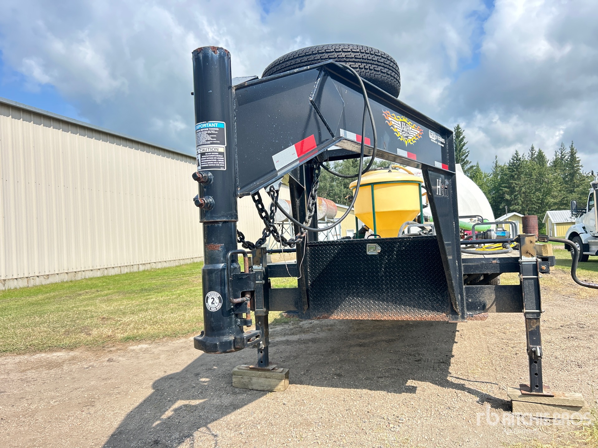 2013 H&H 30 ft T/A Gooseneck
