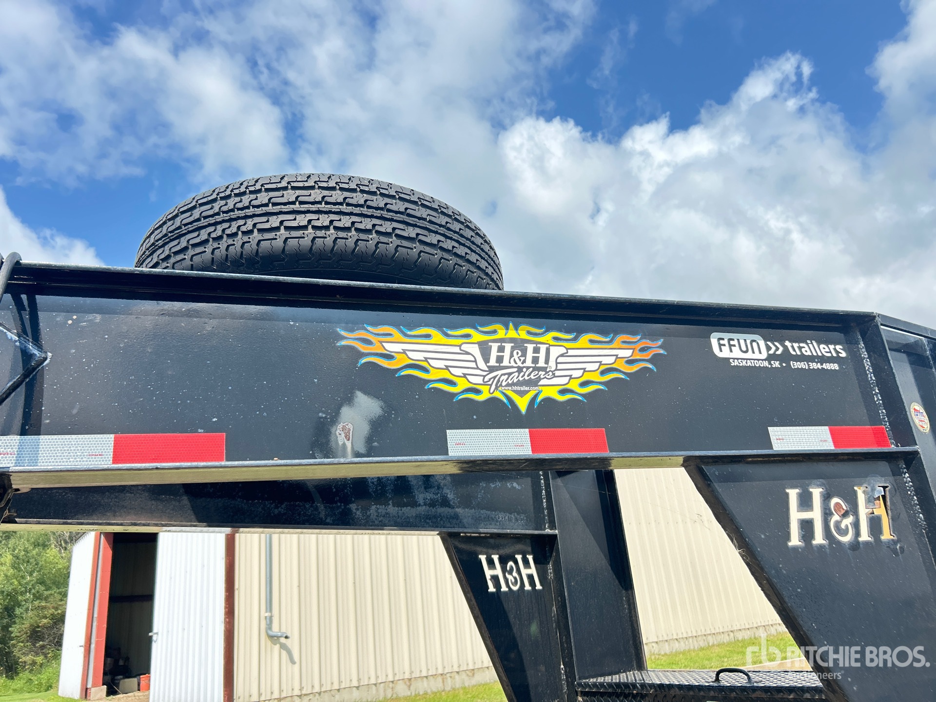 2013 H&H 30 ft T/A Gooseneck