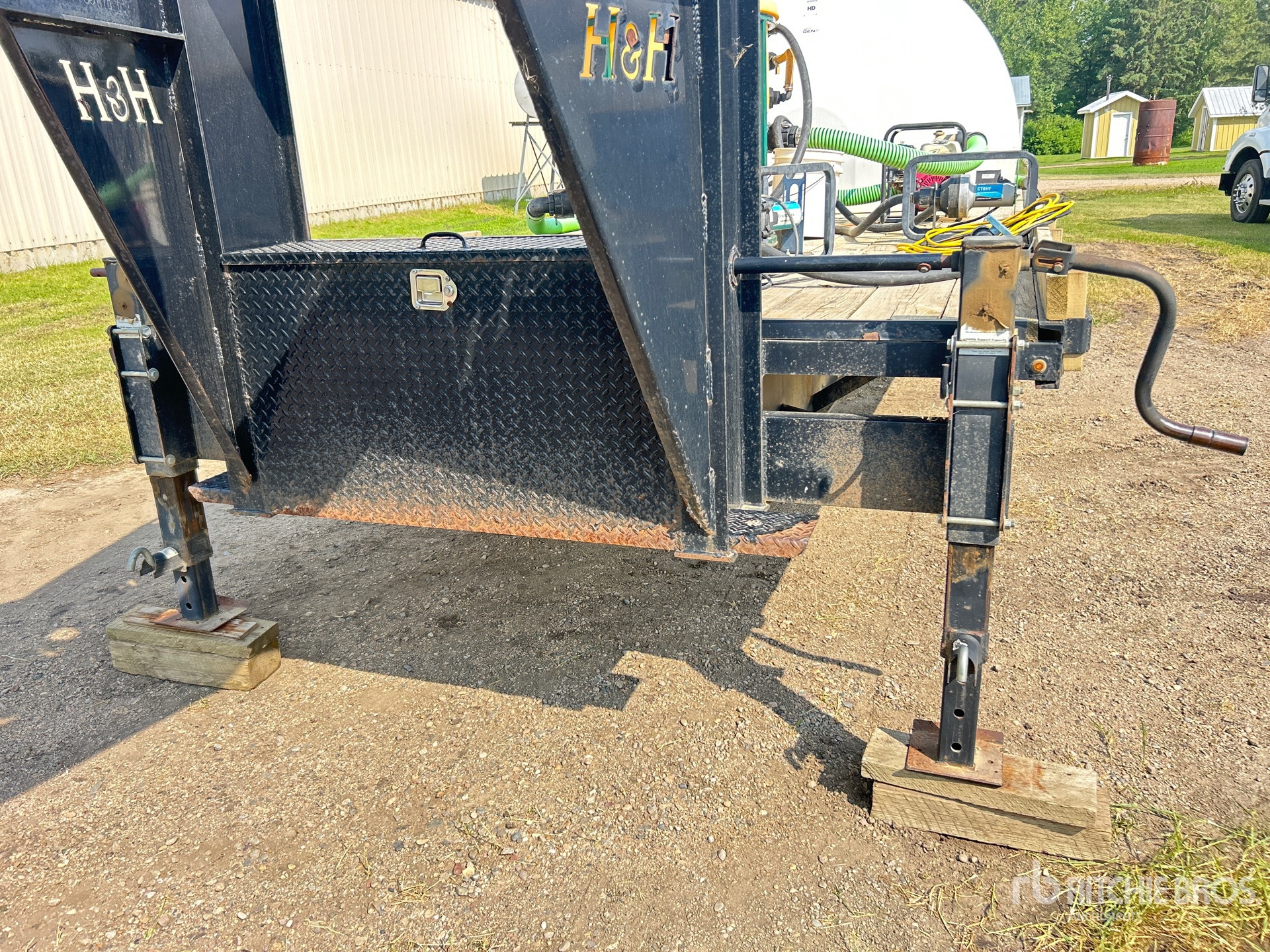 2013 H&H 30 ft T/A Gooseneck