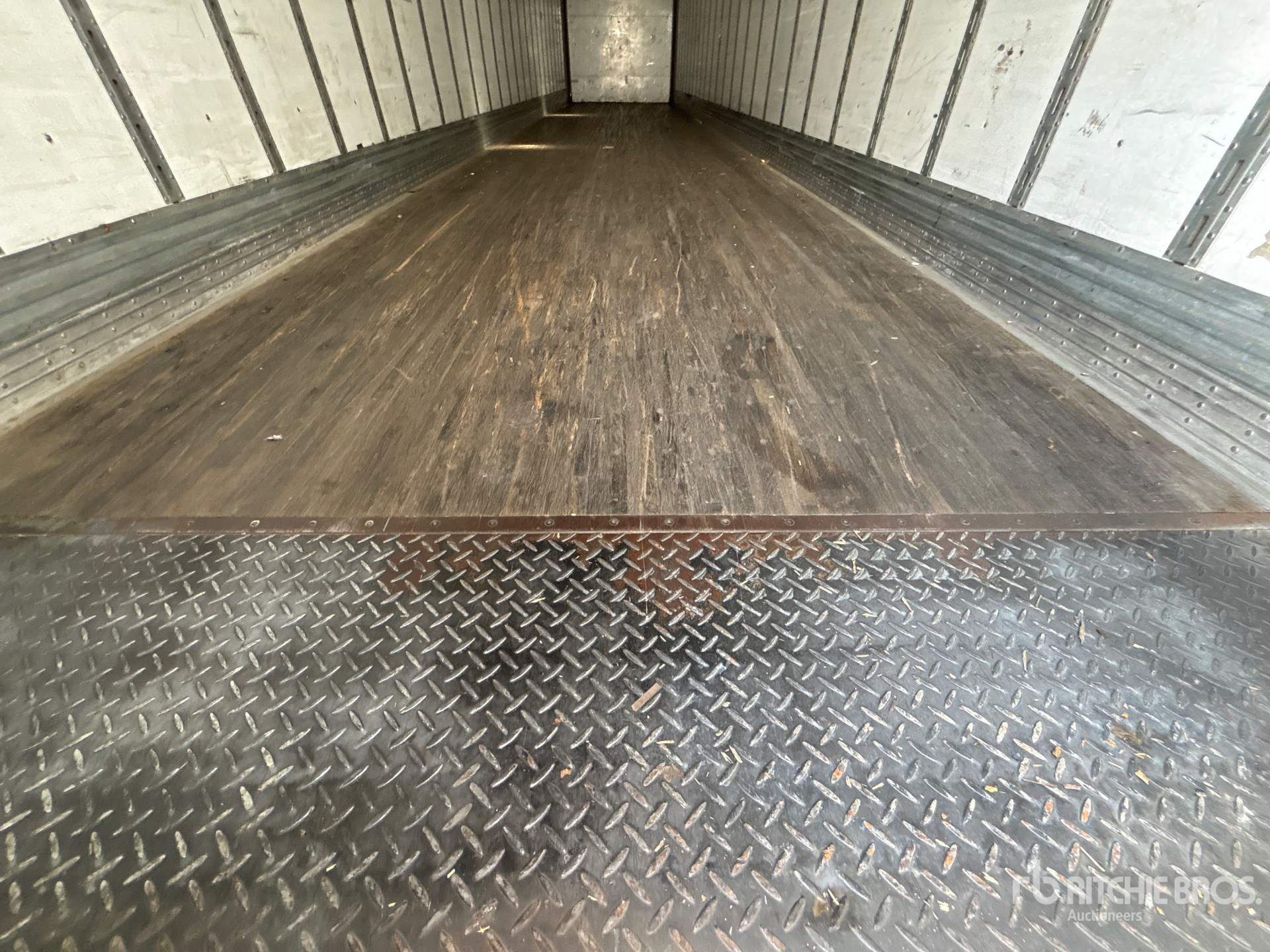 2016 Vanguard 53 ft x 102 in T/A