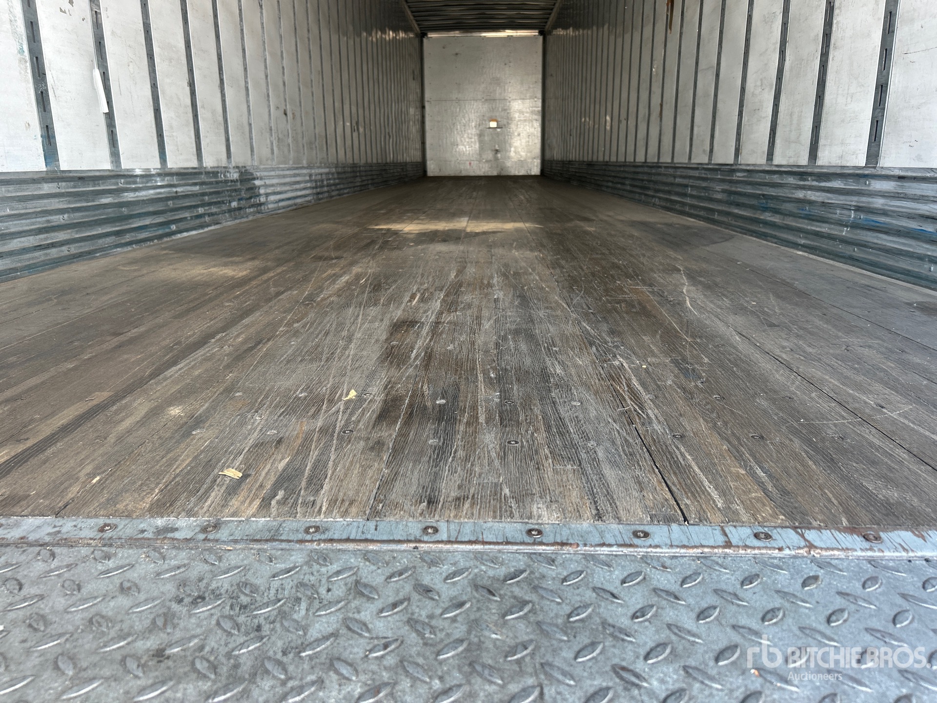2022 Vanguard 53 ft x 102 in T/A
