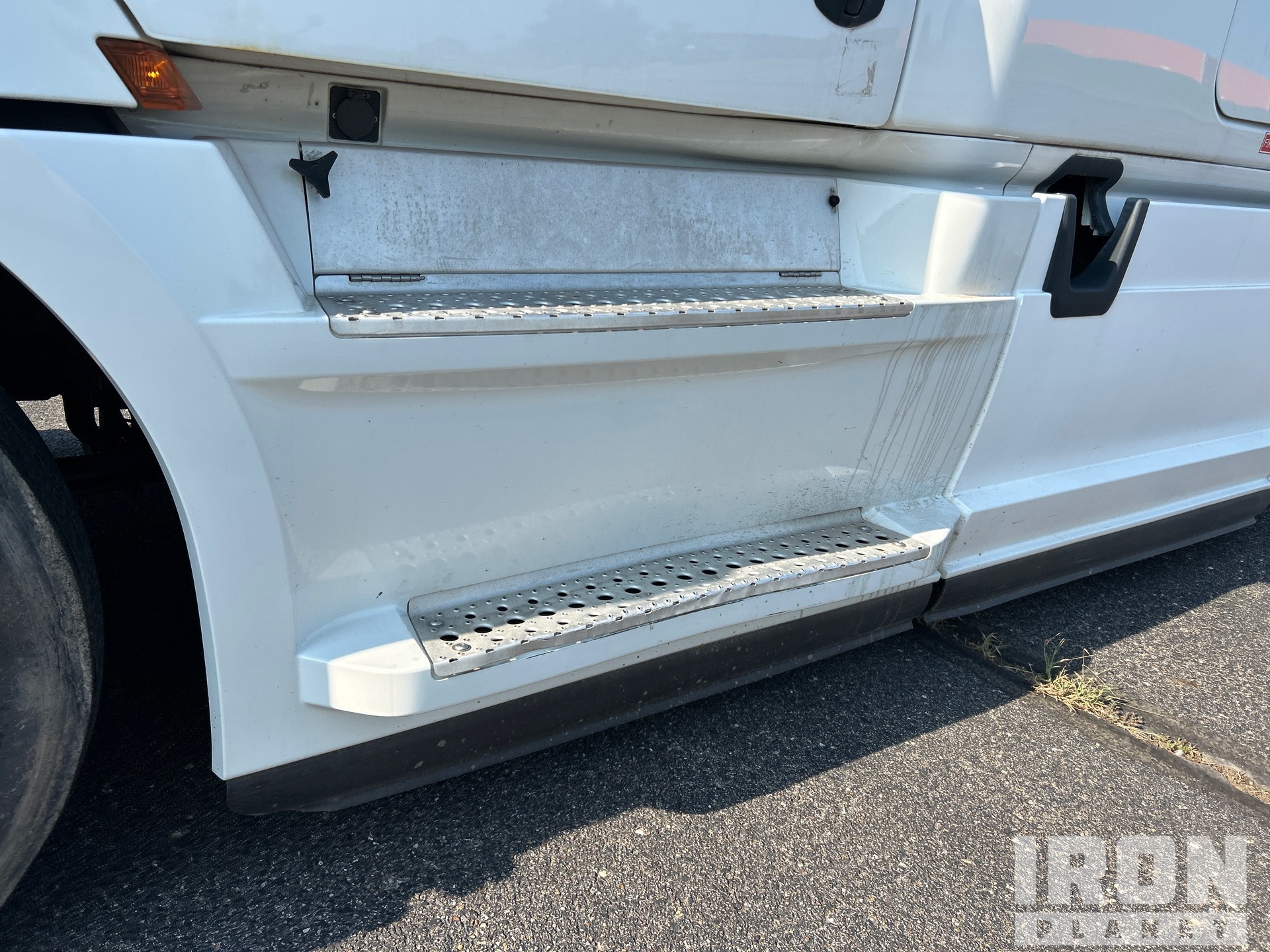 2019 Freightliner CASCADIA 126