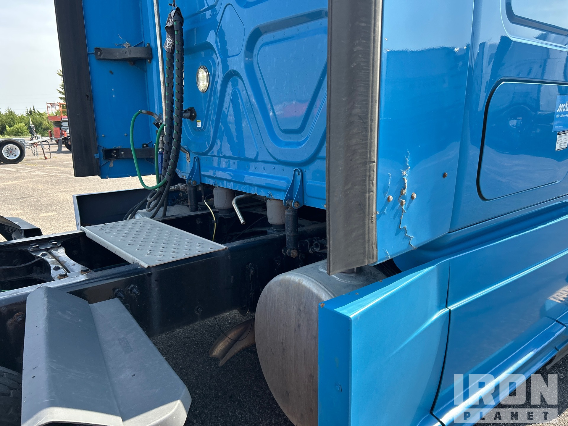 2020 Freightliner CASCADIA 126